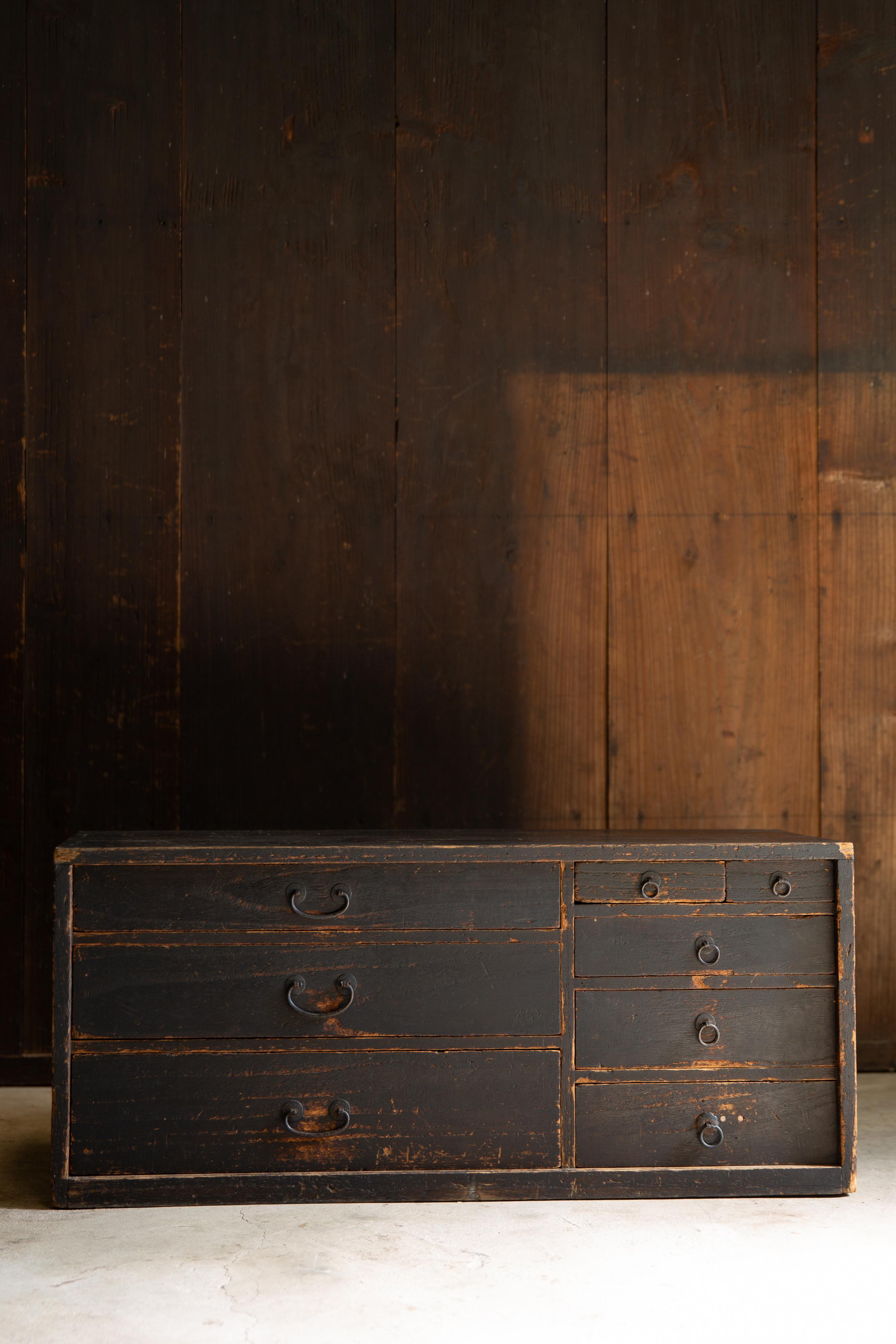 De la région de Tohoku, au Japon. 
Commode Tansu de taille moyenne, laquée en Urushi brun rougeâtre foncé.
Fabriqué à Kaei 5 (1852), à la fin de la période Edo, entièrement en bois massif de Kiri (Paulownia) de qualité.

Fabriqué avec une menuiserie