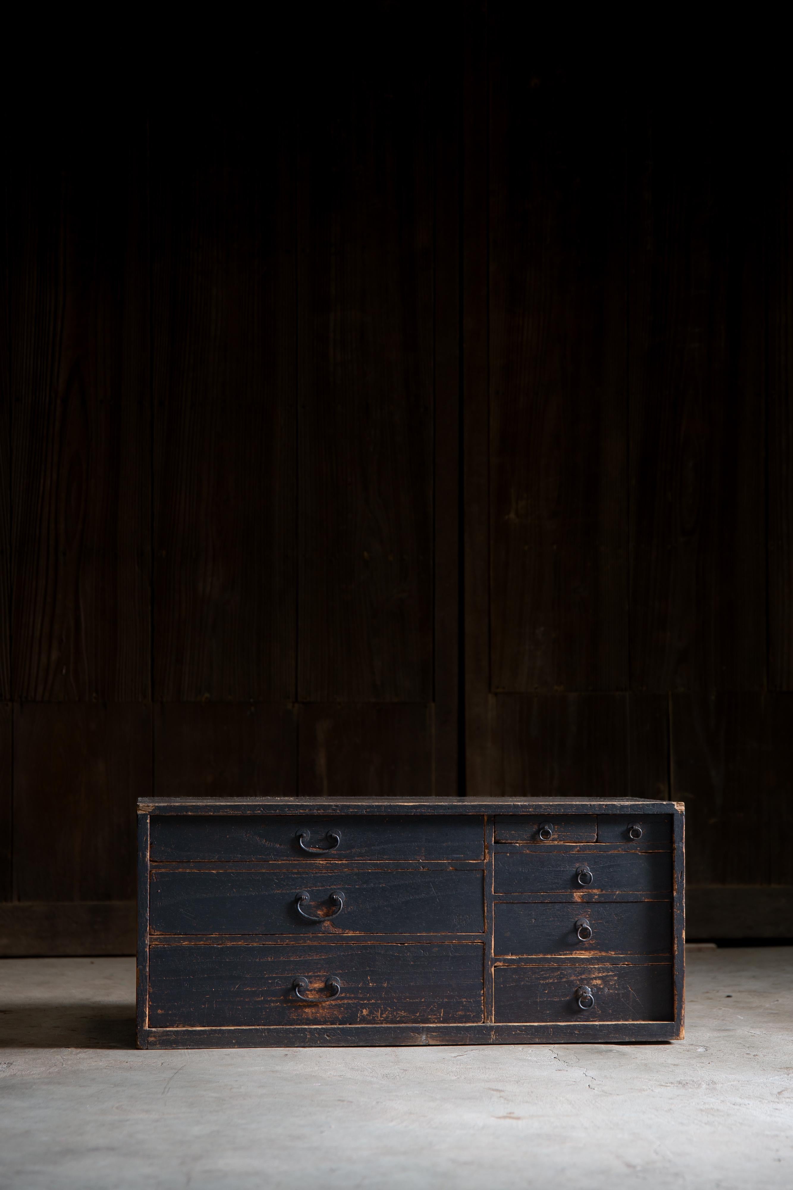Dalla zona di Tohoku, in Giappone. 
Cassettiera Tansu di medie dimensioni, laccata Urushi marrone scuro.
Prodotto in Kaei 5 (1852), tardo periodo Edo, completamente realizzato in legno massiccio di qualità Kiri (Paulownia).

Realizzato con una