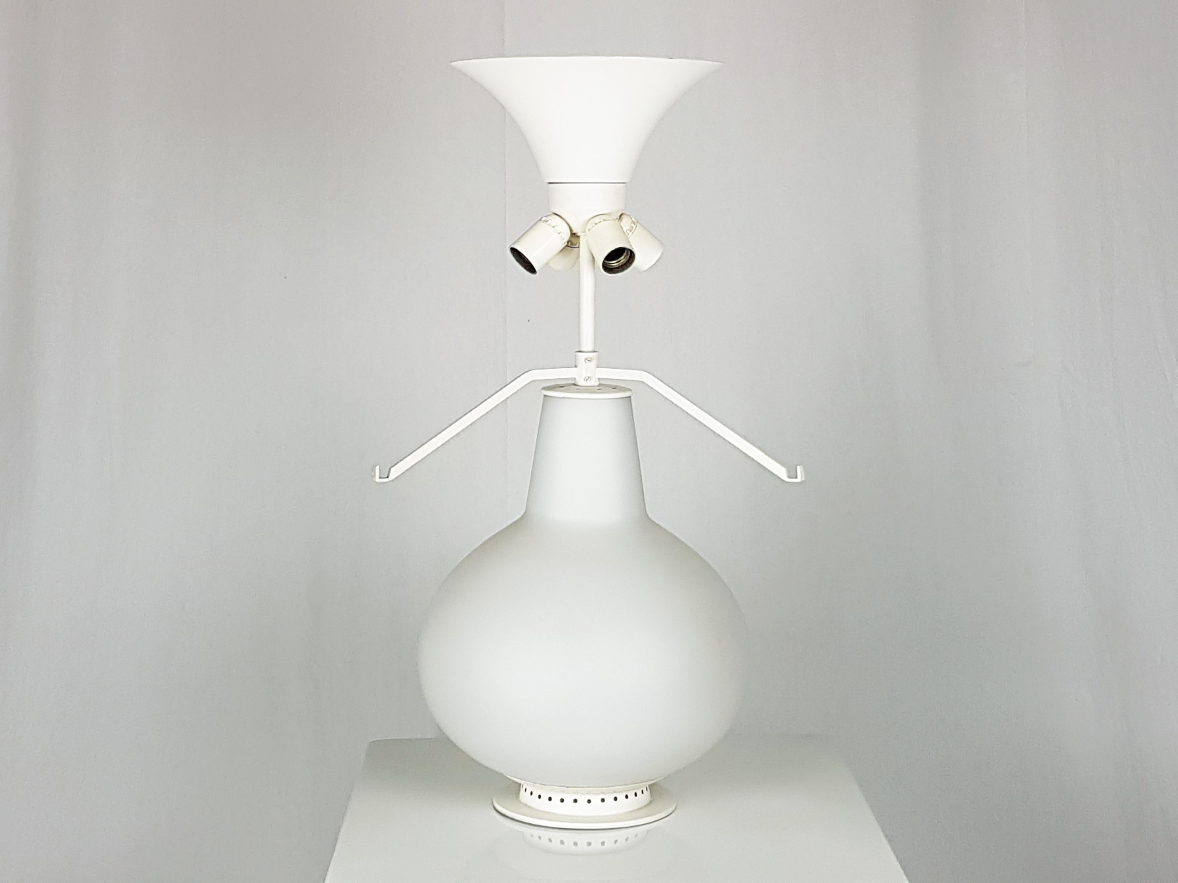 This large 1853 table lamp was designed by Max Ingrand in 1954 for Fontana Arte. The lamp belongs to the 1960s production. It is made from a white metal structure with sandblasted milk glass base and shade. The electrical system is composed by 8 E27