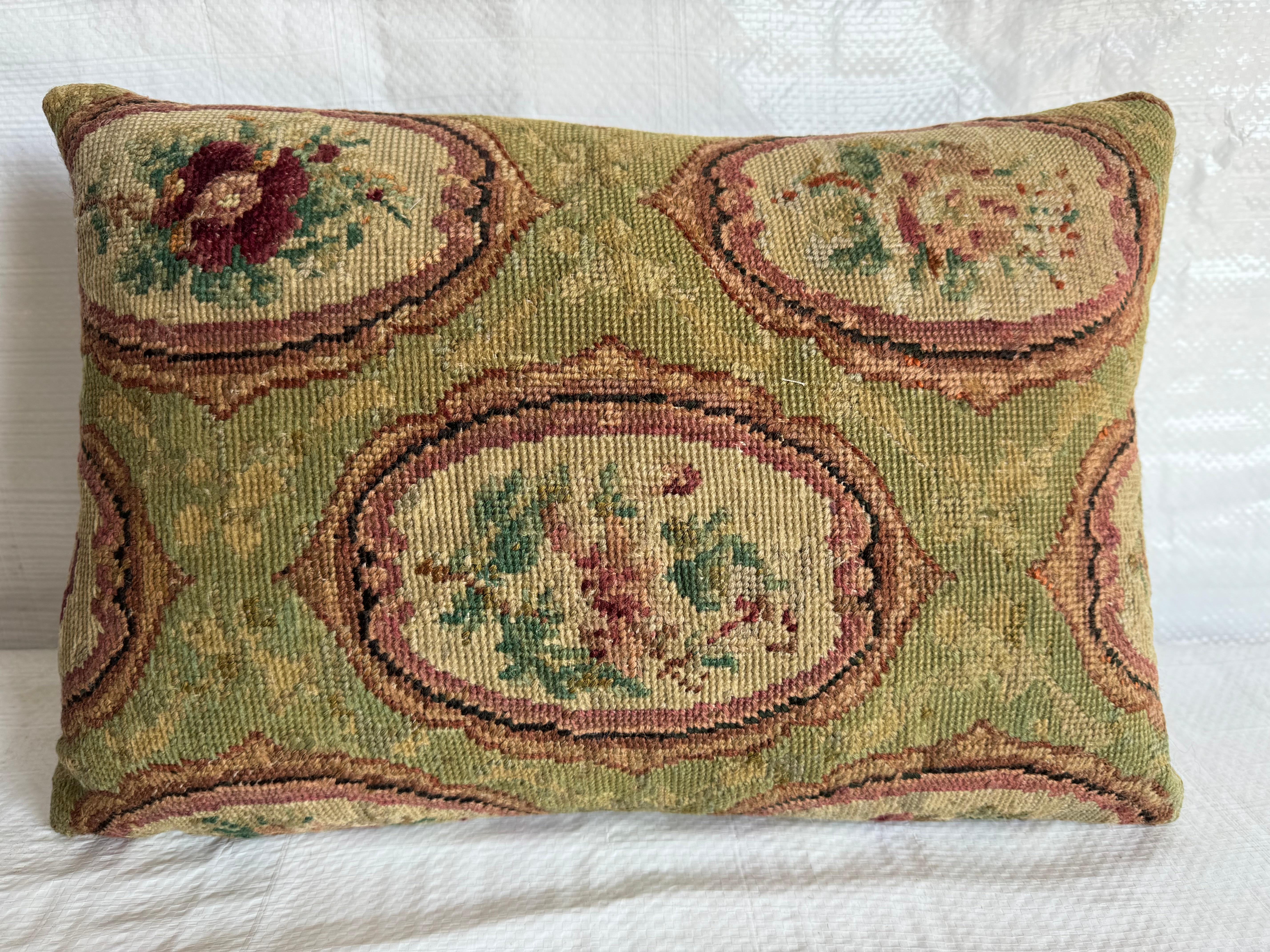 Bereichern Sie Ihren Wohnbereich mit dem zeitlosen Charme unseres Graceful Heritage: 1853 English Needlework Pillow, 12
