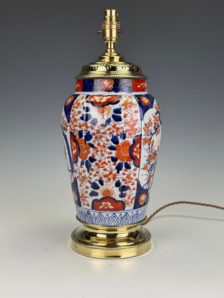 Lampe de table japonaise en porcelaine Imari de 1853 - De l'huile à l'éclairage

Une pièce où l'art et l'histoire se rencontrent dans un équilibre parfait - cette exquise lampe de table japonaise Imari a vu le jour en 1853 en tant que lampe à huile,