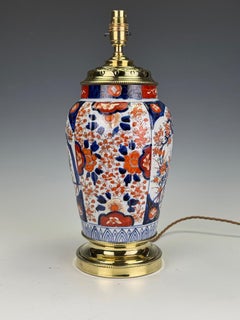 Lámpara de mesa japonesa Imari de 1853 - De la llama de aceite a la luz intemporal