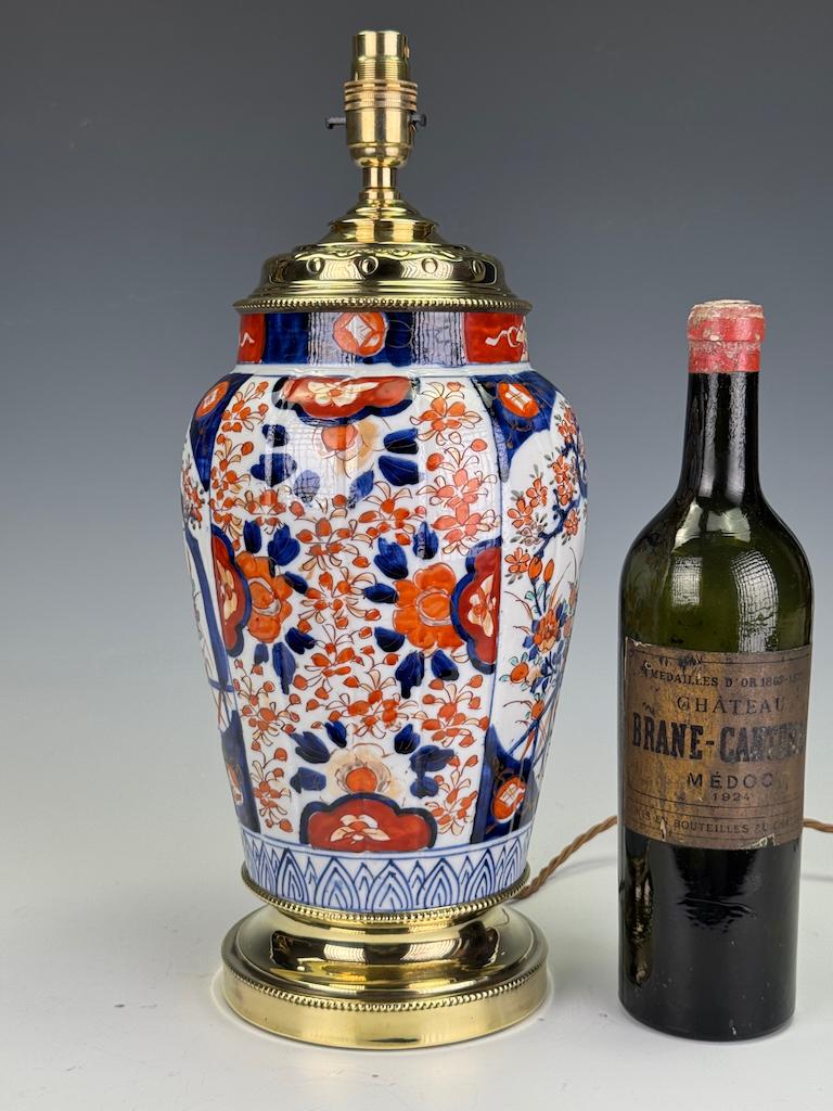Japonais 1853 Lampe de table japonaise Imari - De la flamme à l'huile à la lumière intemporelle en vente