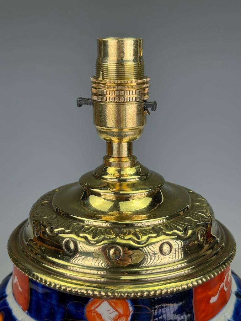 1853 Lampe de table japonaise Imari - De la flamme à l'huile à la lumière intemporelle Bon état - En vente à Lincoln, GB