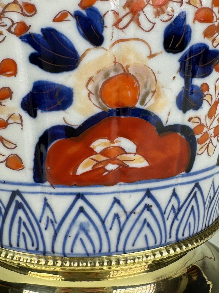 Porcelaine 1853 Lampe de table japonaise Imari - De la flamme à l'huile à la lumière intemporelle en vente