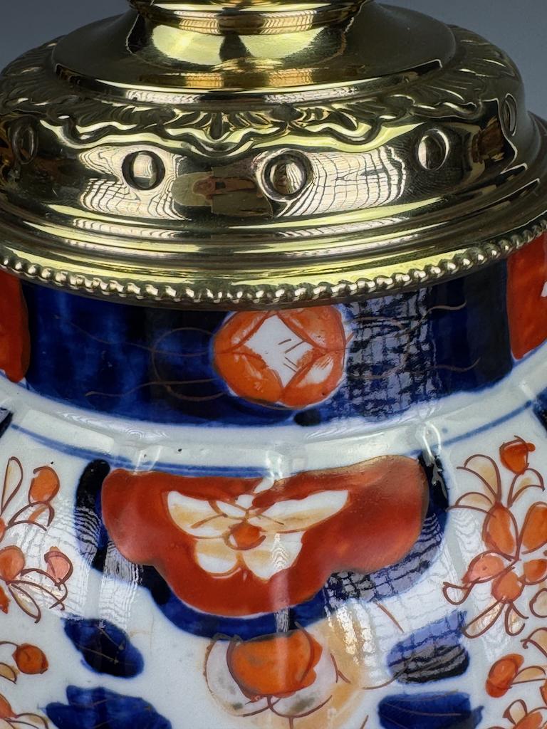 1853 Lampe de table japonaise Imari - De la flamme à l'huile à la lumière intemporelle en vente 1