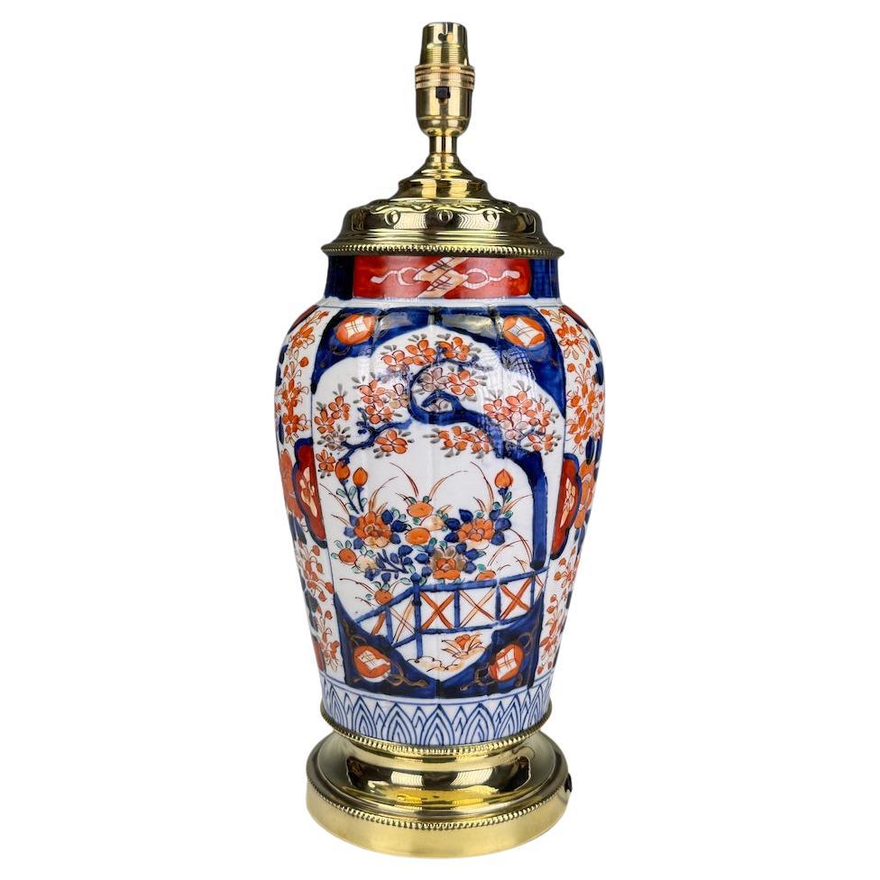 1853 Lampe de table japonaise Imari - De la flamme à l'huile à la lumière intemporelle en vente
