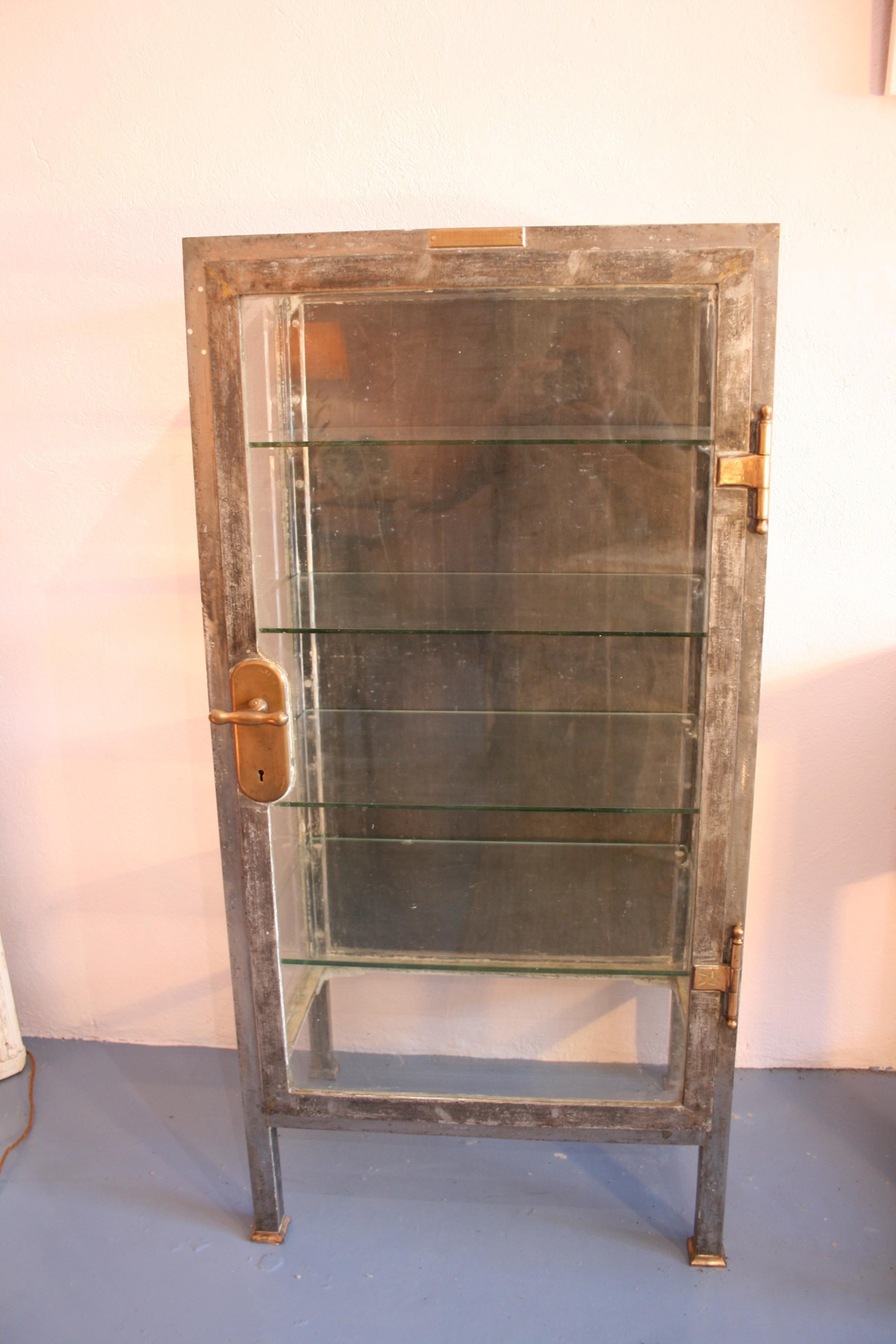 1853 Armadio per strumenti medici in metallo e vetro di Mayer e Meltzer 10