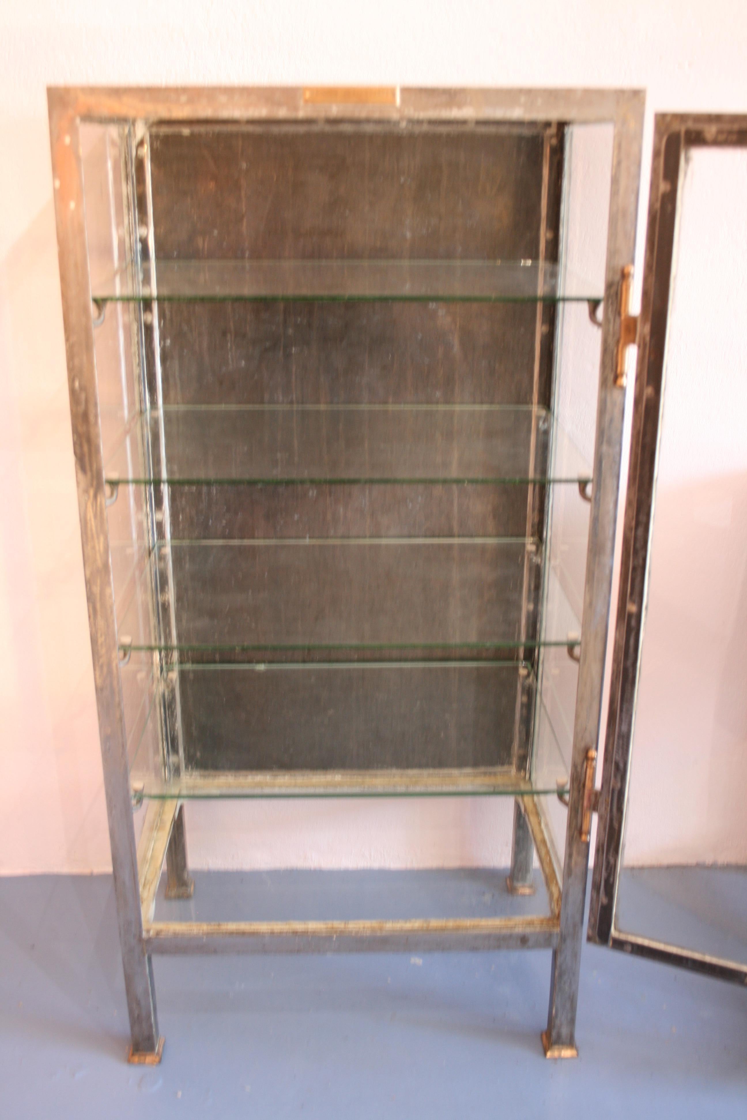 Una fantastica vetrina per strumenti medici del 1853, realizzata dalla rinomata Mayer & Meltzer, di Portland Street a Londra. Questo praticissimo armadietto è stato originariamente realizzato per una sala operatoria e avrebbe dovuto contenere gli