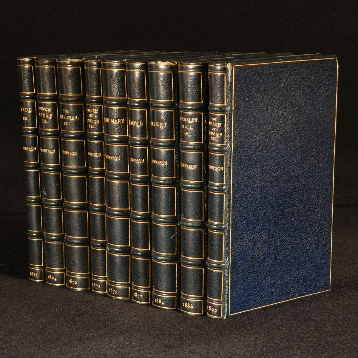 Une première édition des œuvres poétiques d'Alfred Lord Tennyson, reliée de façon remarquable, un bel ensemble d'œuvres du populaire Victorien.

Un ensemble remarquable des œuvres poétiques d'Alfred Lord Tennyson, reliées uniformément.

Relié par