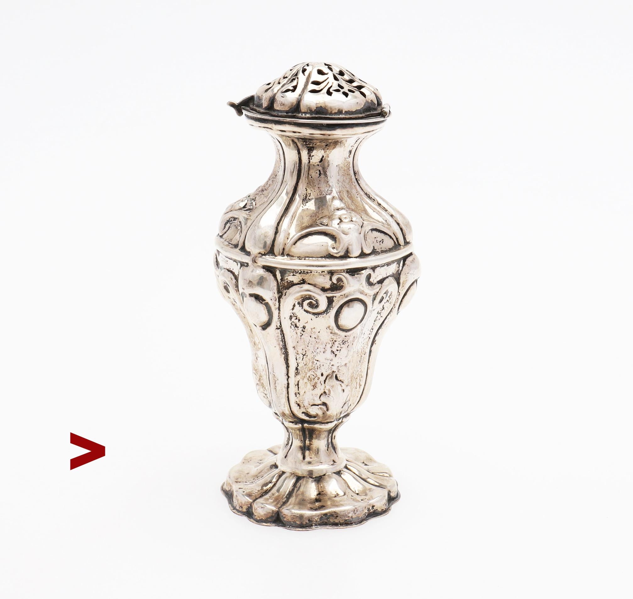 Antico portaspezie austriaco in argento massiccio di alta qualità realizzato a Vienna, capitale dell'ex Impero austro-ungarico.

I marchi del periodo imperiale austriaco confermano l'alta qualità della lega d'argento e l'anno di creazione, il 1855.