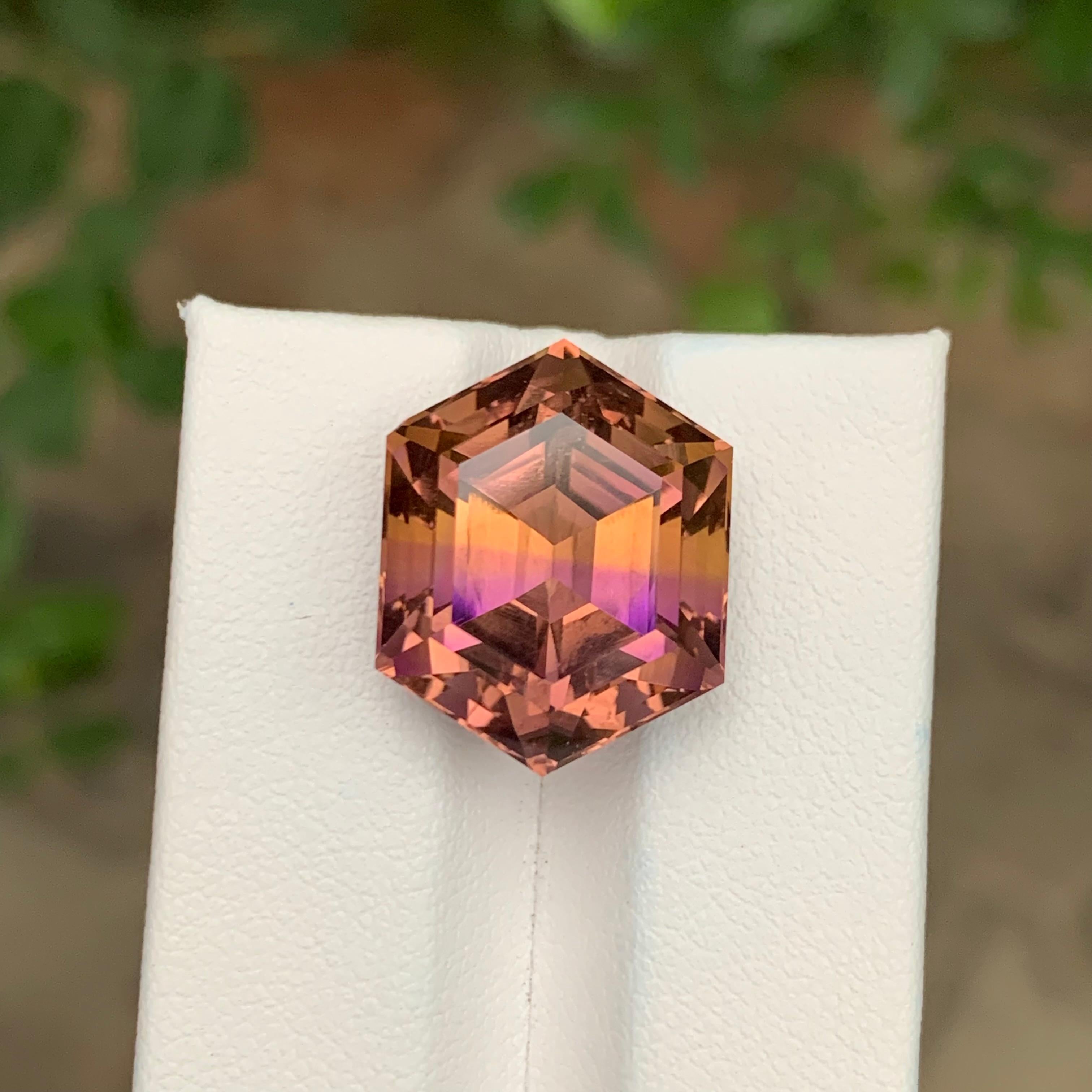 Facettierter Ametrin
Gewicht: 18,55 Karat
Abmessung: 18.6x14.8x12.4 Mm
Herkunft: Bolivien 
Form: Sechseck
Farbe: Lila & Gelb
Zertifikat: Auf Kundenwunsch

Individuelle Anpassung möglich, bitte kontaktieren Sie unseren Kundenservice für Gold oder
