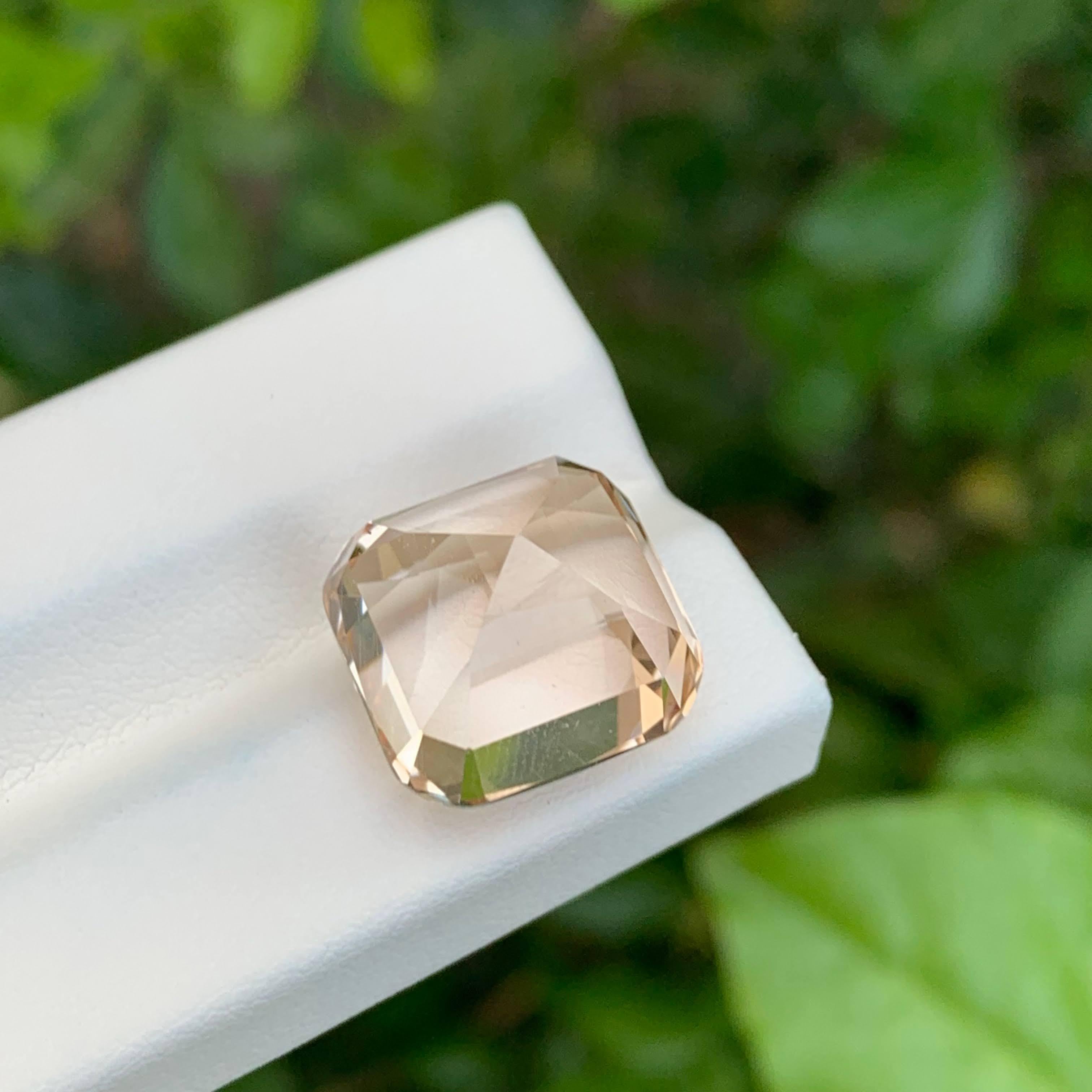 Gewicht 18,55 Karat
Abmessungen 13,8x13,5x11,8mm
Behandlung Keine
Herkunft Pakistan
Klarheit  VVS
Form Kissen
Schnitt Fancy Cushion 
NA


Dieser exquisite Topas von 18,55 Karat ist ein natürlicher Edelstein aus Pakistan mit einem atemberaubenden