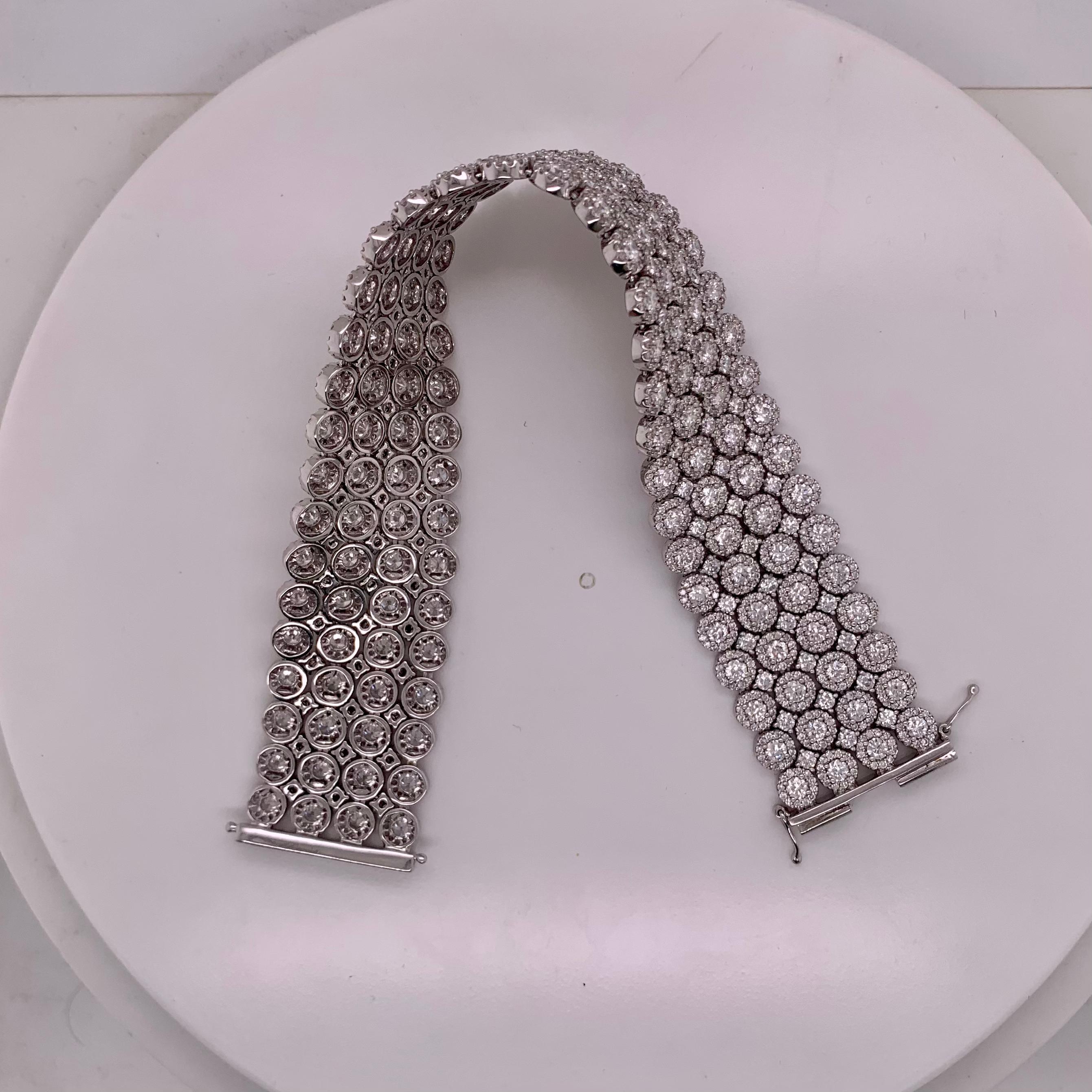 Ce bracelet comporte 18,56 carats de diamants de couleur G-H et de pureté VS-SI.

Réalisée en or 18 carats avec un poids brut de 45,48 grammes, cette pièce offre une sensation de luxe et une présence substantielle. 

Ce bracelet en diamant est