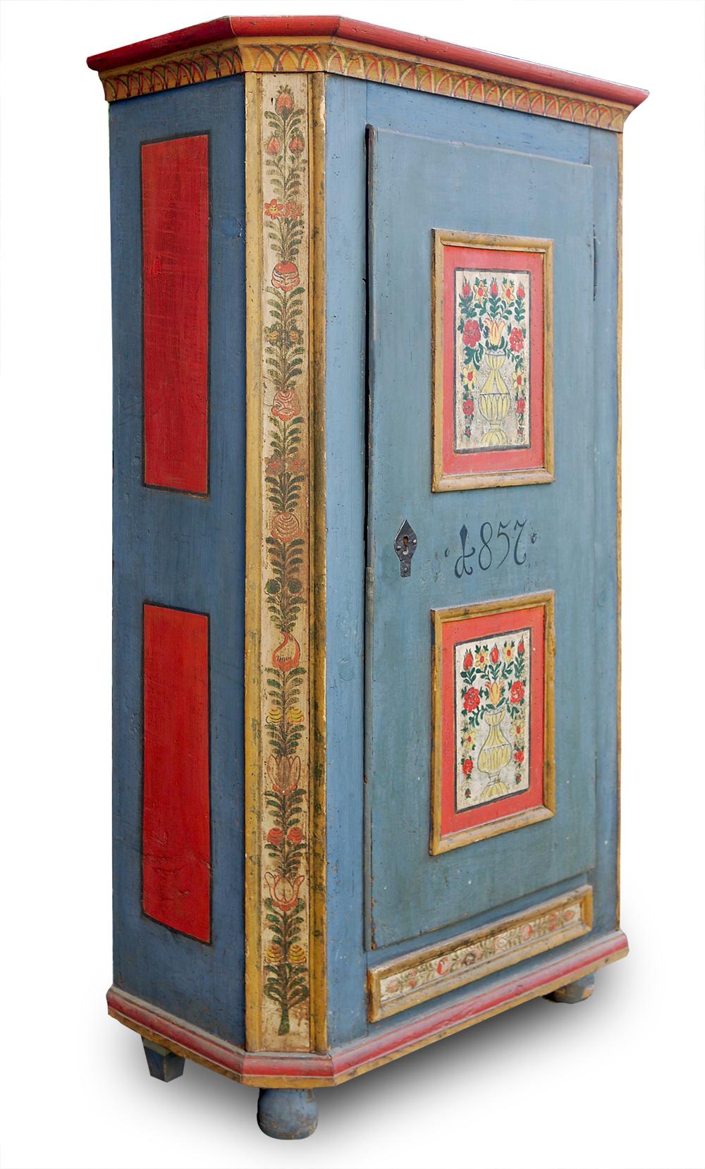 Antique painted wardrobe dated 1857, Northern Italy

Measures: H 178cm, L 106cm, P 50cm 

Single door wardrobe, entirely painted blue.

On the door there are two backgrounds depicting cups of flowers on a white background, both with a relief