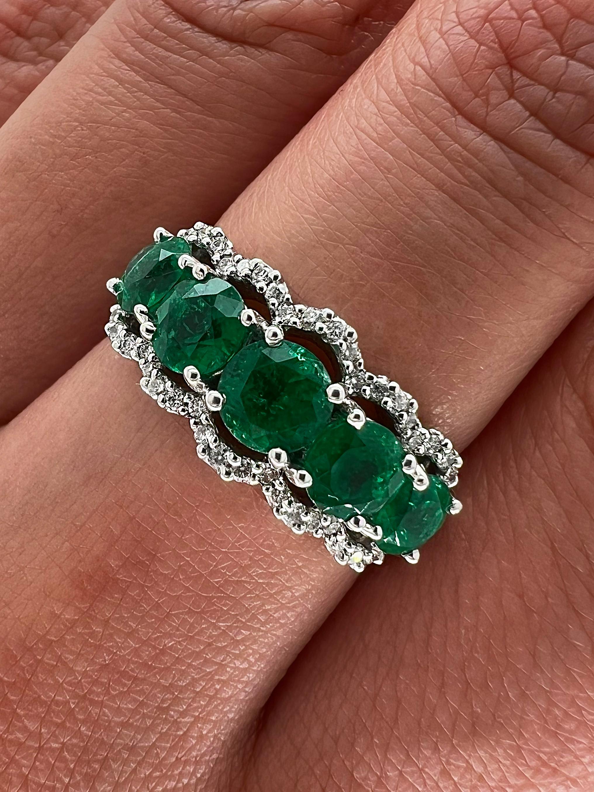 1.85 Carat Green Emerald and Diamond Ladies Ring In New Condition For Sale In New York, NY
