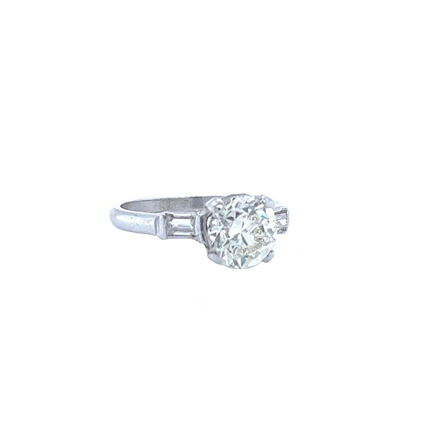 Cette magnifique bague en diamant naturel de taille européenne comporte un diamant arrière de 1,85 carat en platine. Elle est ornée de diamants baguettes sur les côtés, d'une pureté VVS2 et d'une couleur L sur fond blanc. Cette authentique bague de
