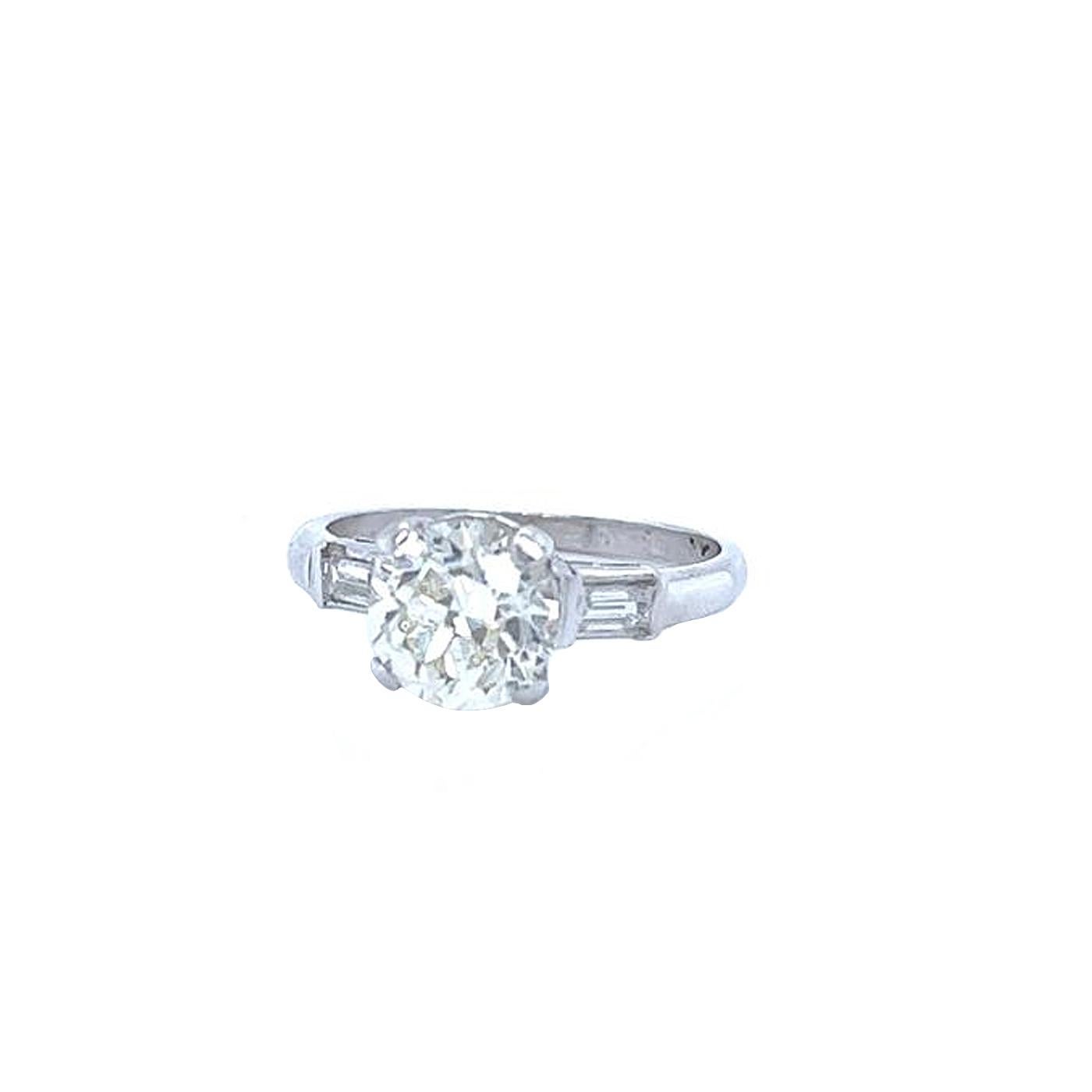 Moderniste Bague en platine avec diamants naturels taille européenne et diamants baguettes de 1,85 carat en vente