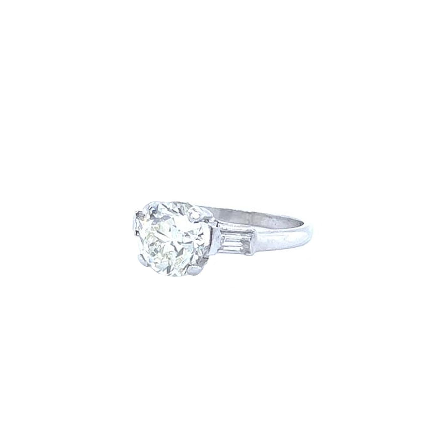 Bague en platine avec diamants naturels taille européenne et diamants baguettes de 1,85 carat Excellent état - En vente à Aventura, FL