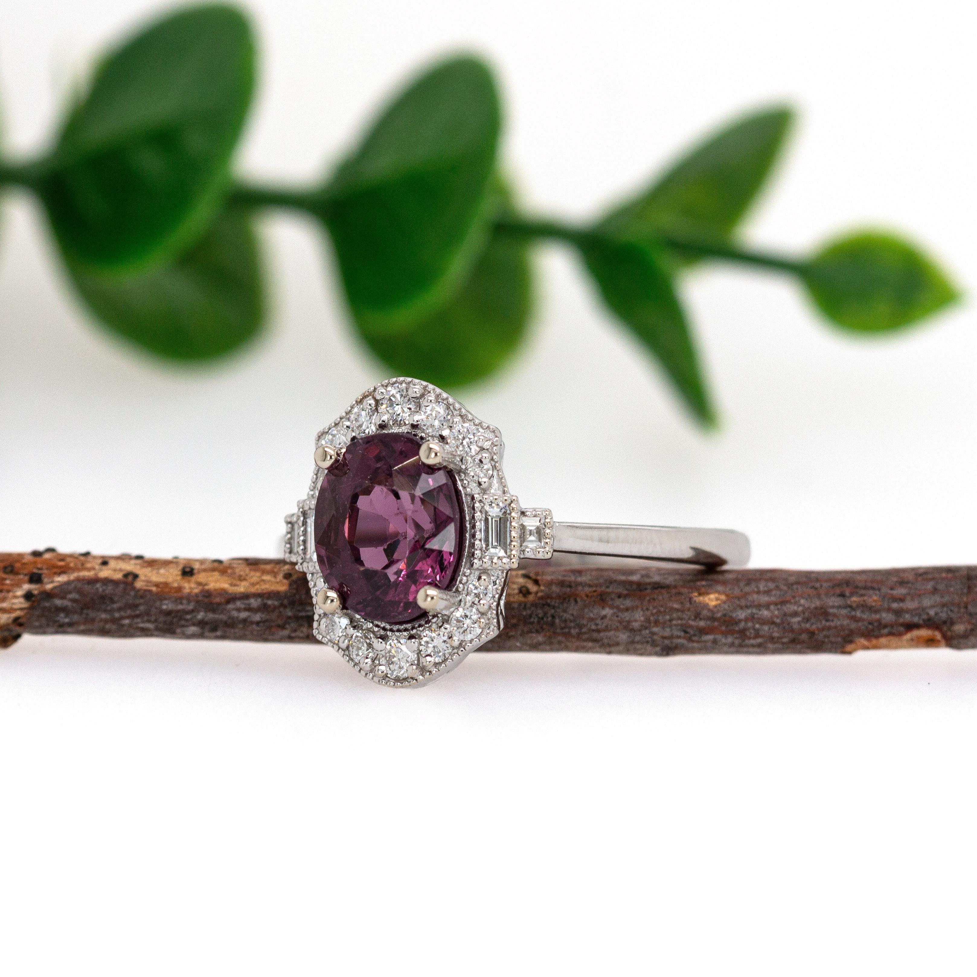1,85ct lila Spinell und natürliche Diamanten Ring in massivem 14K Weißgold (Ovalschliff) im Angebot