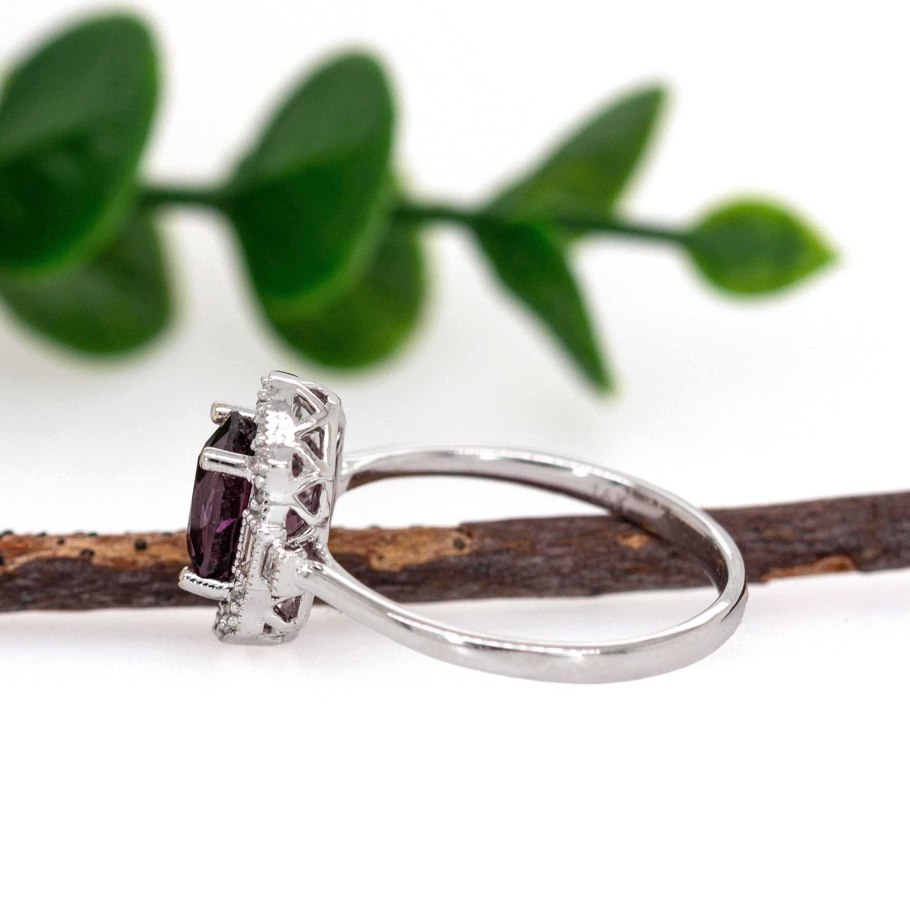 1,85ct lila Spinell und natürliche Diamanten Ring in massivem 14K Weißgold Damen im Angebot