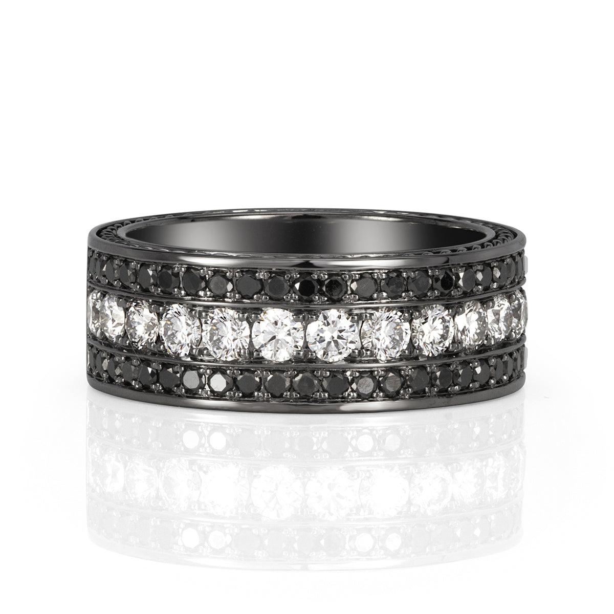 1.85ct Round Cut White and Black Diamond Men
s Wedding Band in 18k Gold For Sale