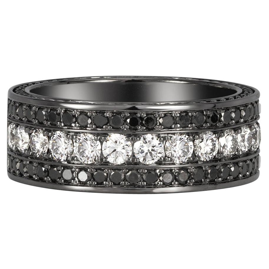 1.85ct Round Cut White and Black Diamond Men
s Wedding Band in 18k Gold
