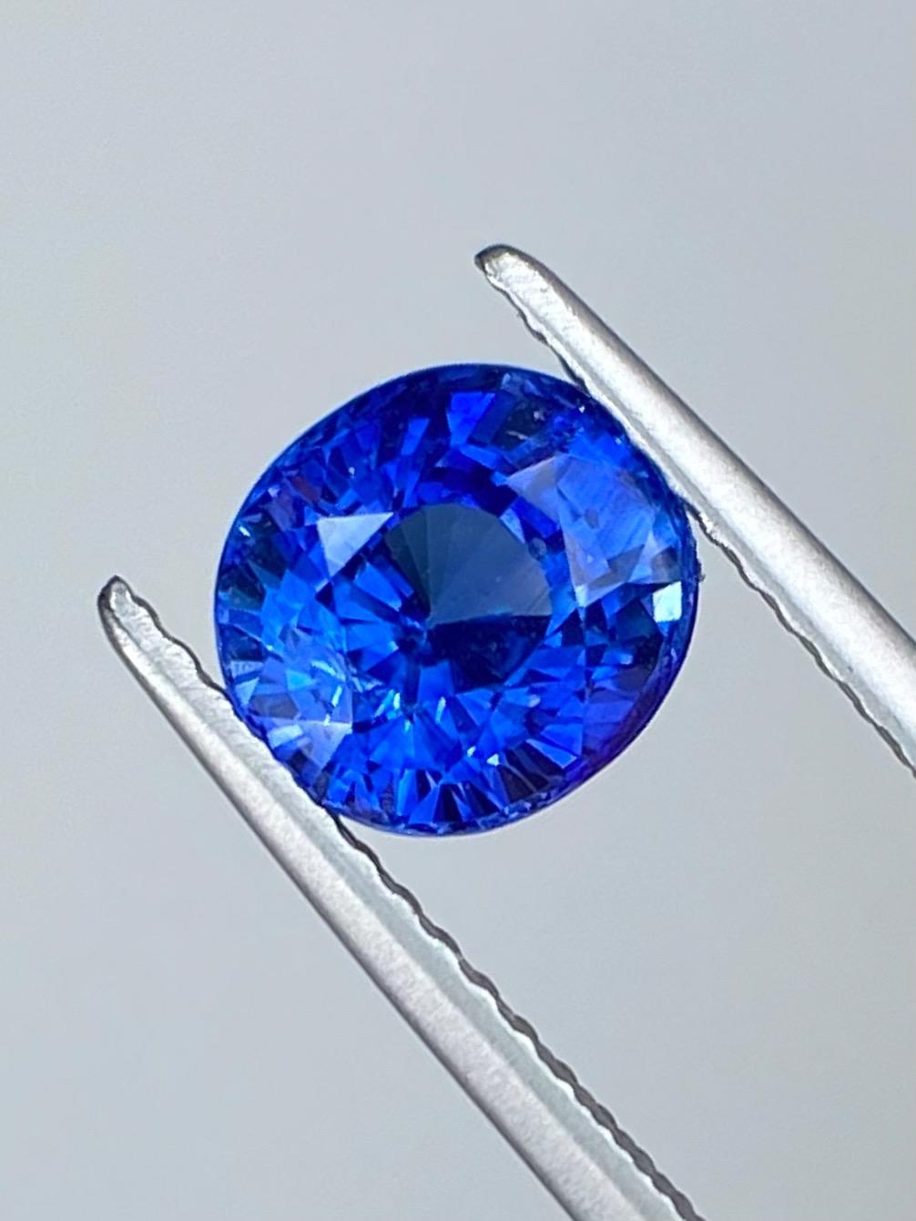 Taille ovale 1.85ct Vivid Cornflower Blue Sapphire (saphir bleu vif)  en vente