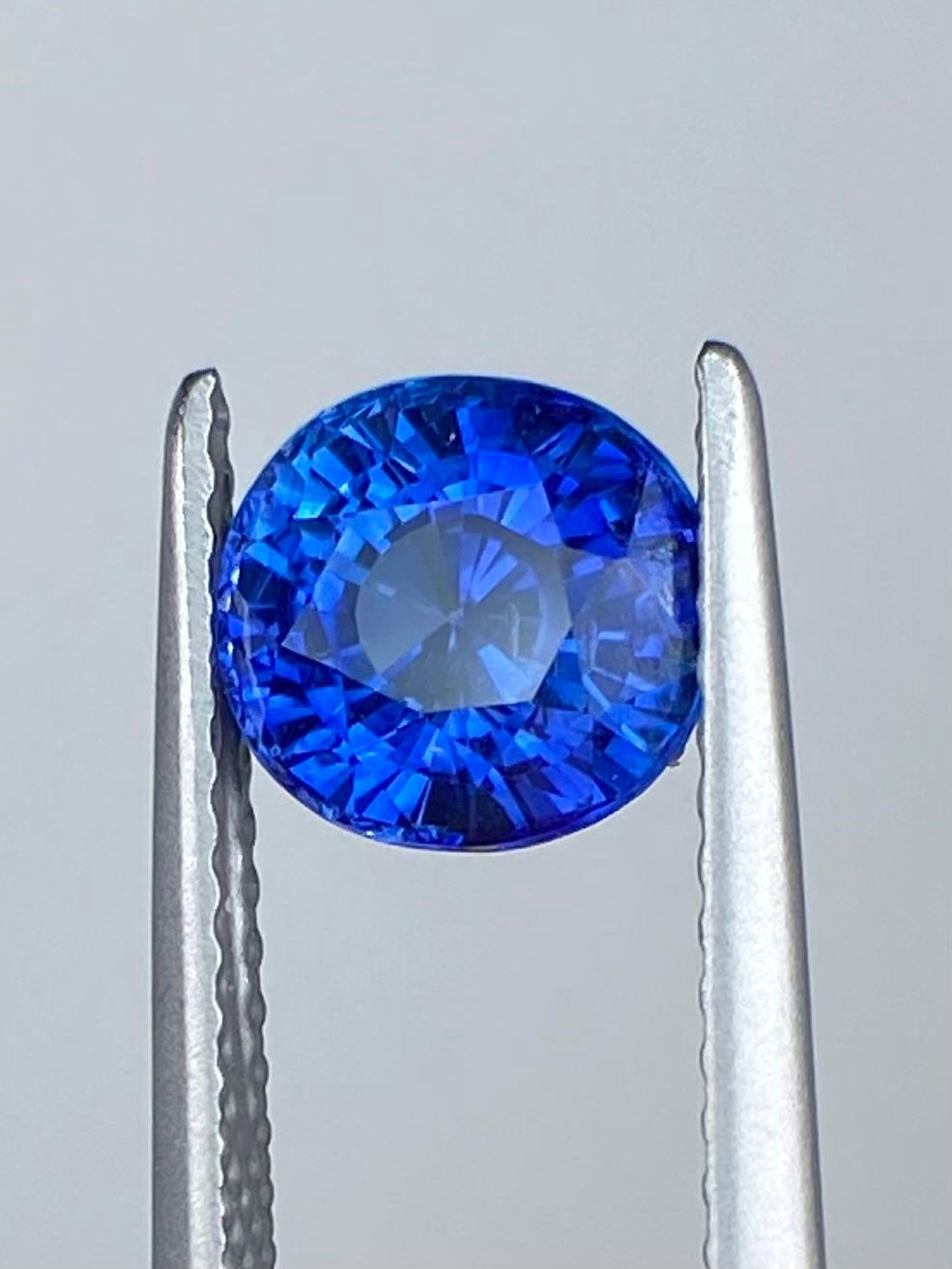1.85ct Vivid Cornflower Blue Sapphire (saphir bleu vif)  en vente 1