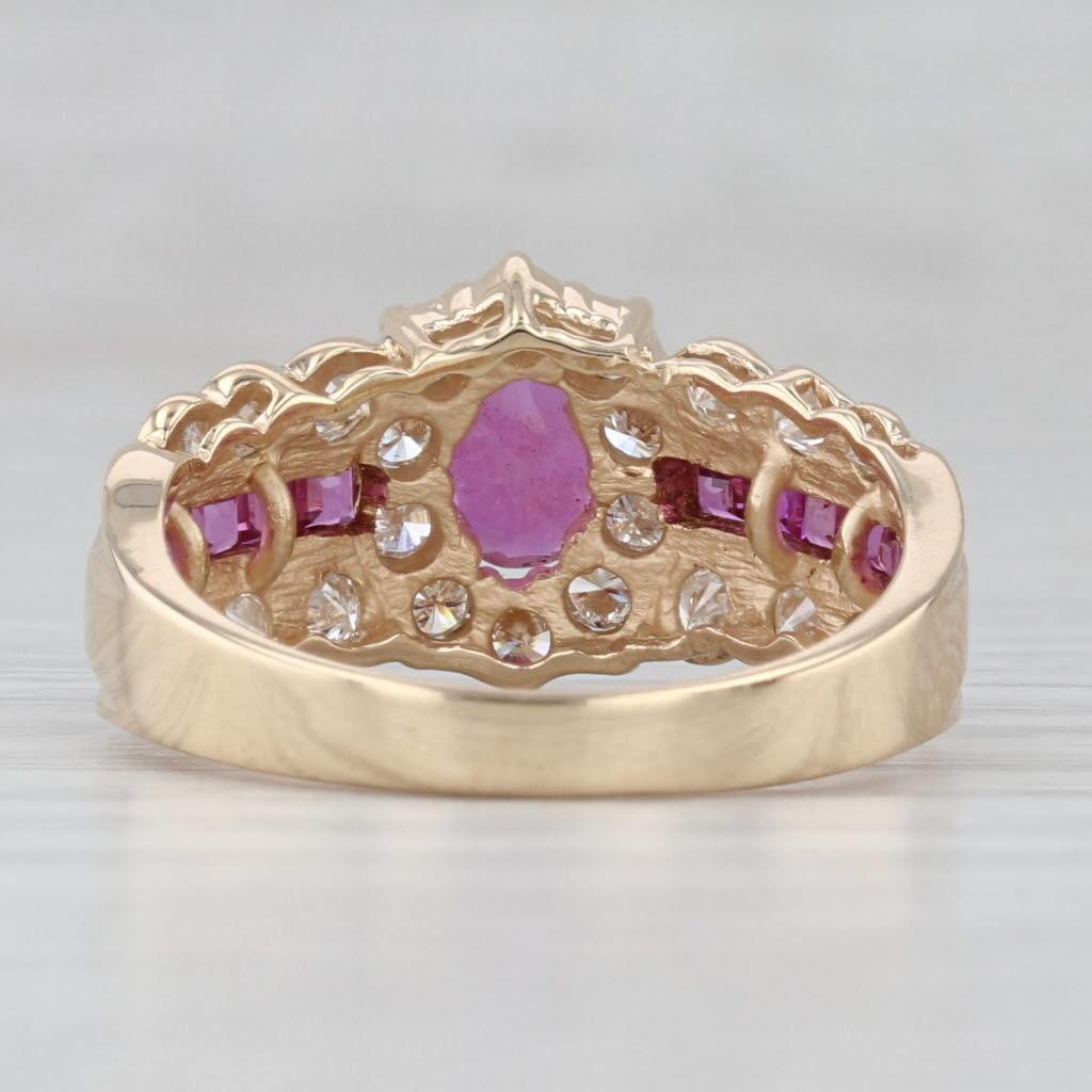 Taglio ovale Anello aureolato con diamante e rubino da 1,85 carati in oro giallo 14k, misura 6,25. in vendita
