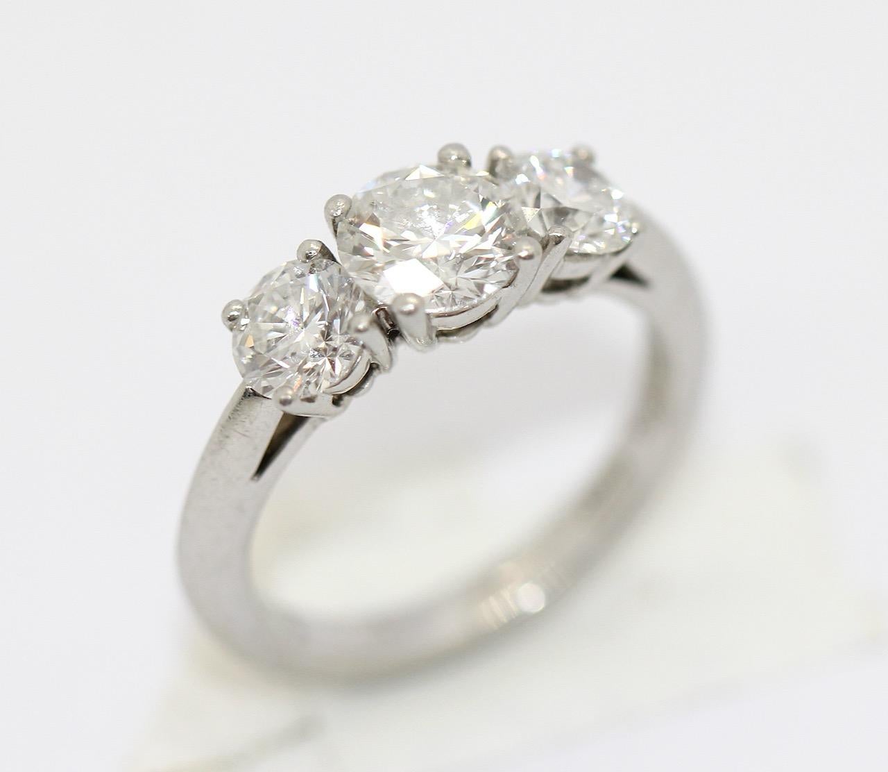 Repräsentativer und charmanter Ring aus 950er Platin von Tiffany & Co. Mit drei runden Diamanten von insgesamt 1,86 Karat besetzt.

Fassung aus massivem 950er Platin. 
Der Ring ist mit drei Solitär-Brillanten besetzt:

0,93 Karat, Farbe F, Reinheit