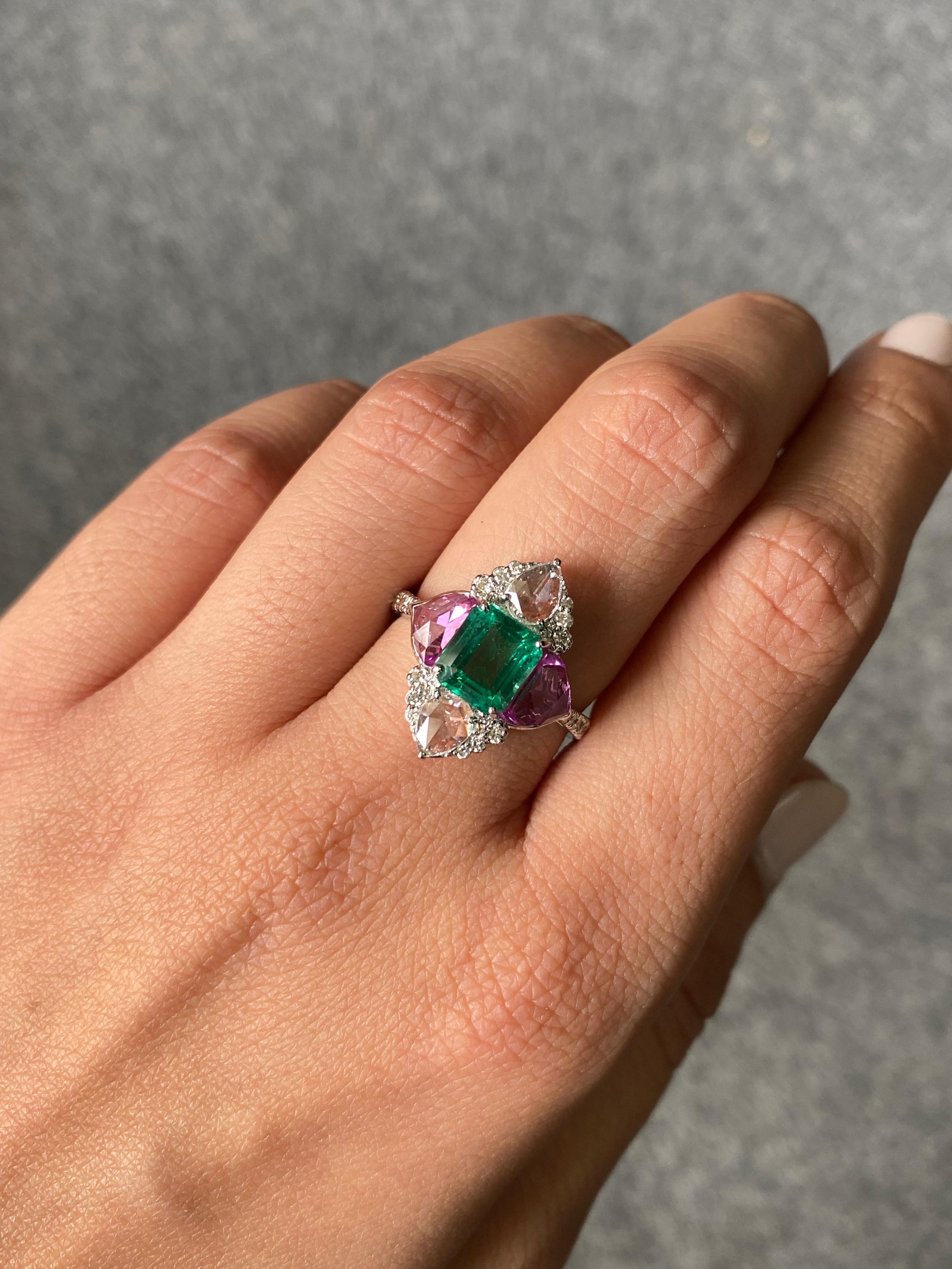 1.86 Carat Emerald and Pink Sapphire Engagement Cocktail Ring In New Condition For Sale In Bangkok, Thailand
