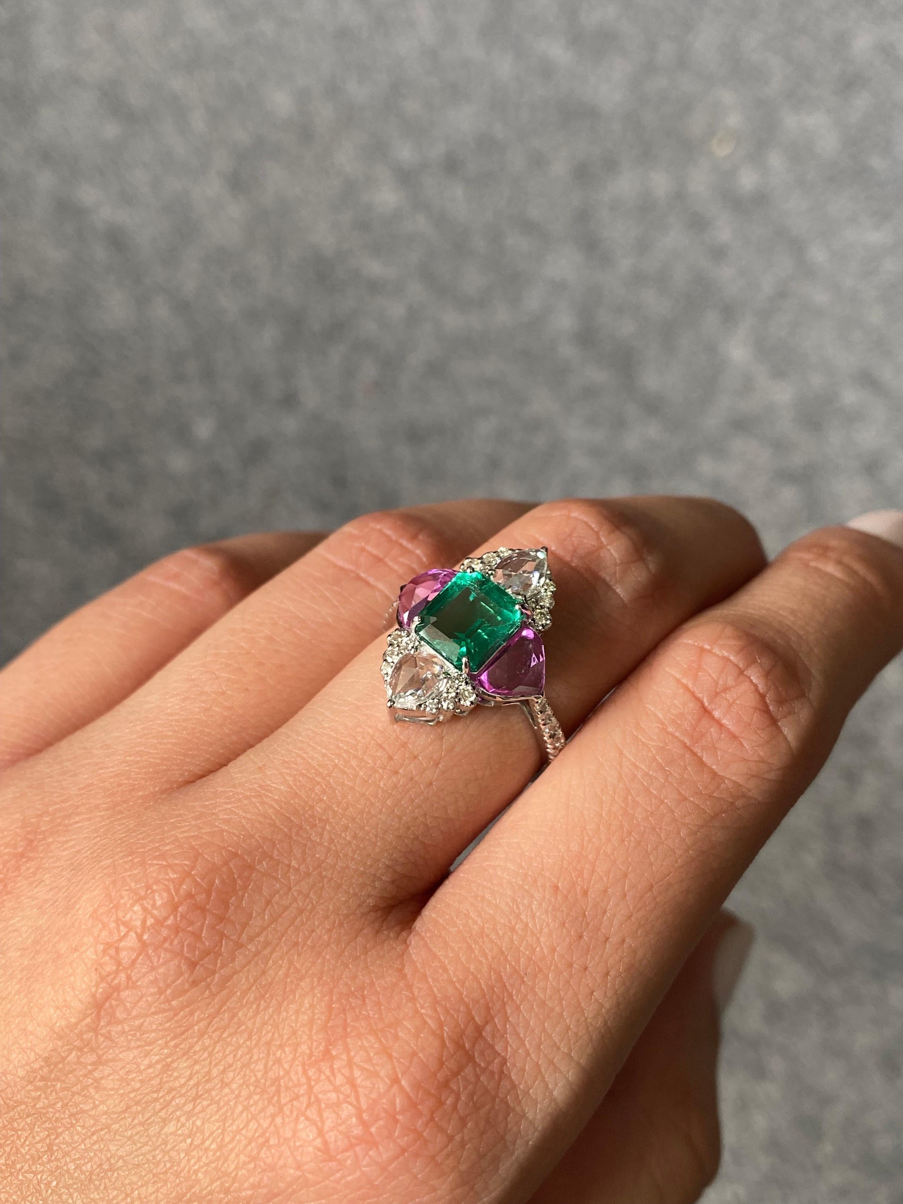 Women's or Men's 1.86 Carat Emerald and Pink Sapphire Engagement Cocktail Ring For Sale