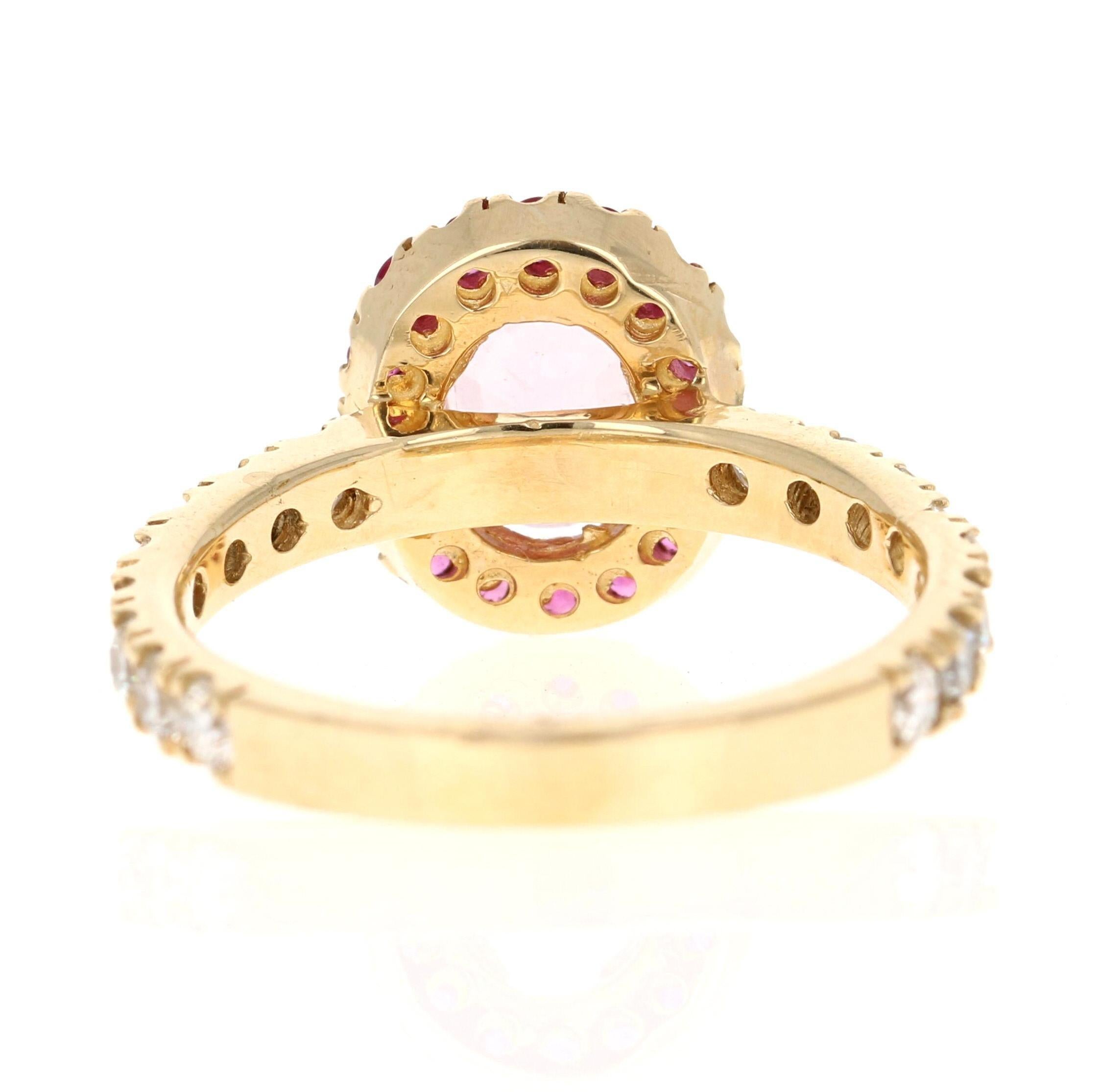 Taille ovale Bague de fiançailles en or jaune de 1,86 carat de saphir rose naturel et de diamant naturel en vente