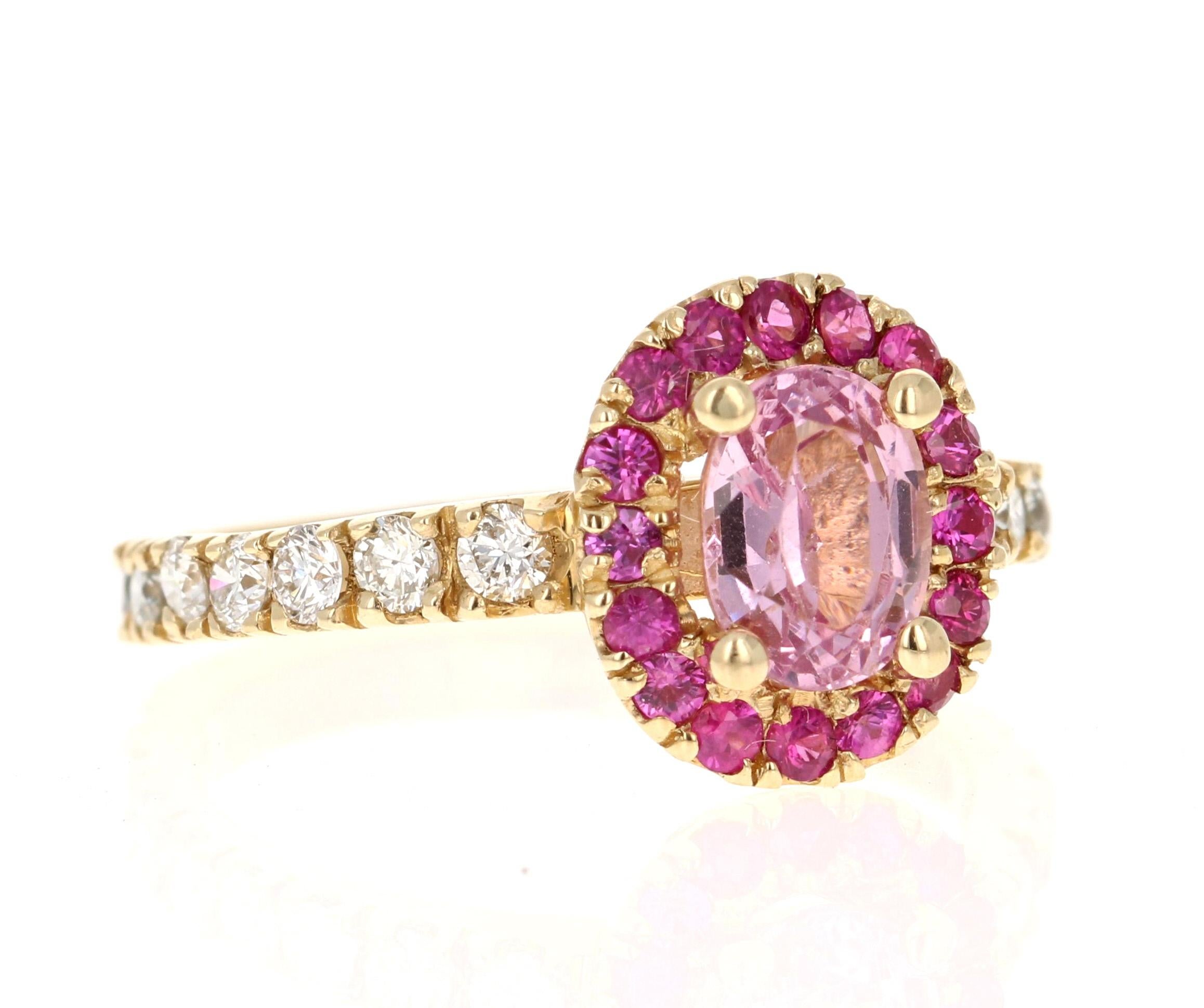 Dieser schöne Ring hat eine Oval Cut Pink Sapphire, die 1,02 Karat wiegt. Der Pink Sapphire hat eine schöne hellrosa Farbe, die gesättigt ist. Die Abmessungen des Saphirs betragen etwa 6,5 mm x 5 mm. 
Der Ring ist weiter mit Dark Pink Sapphires, die