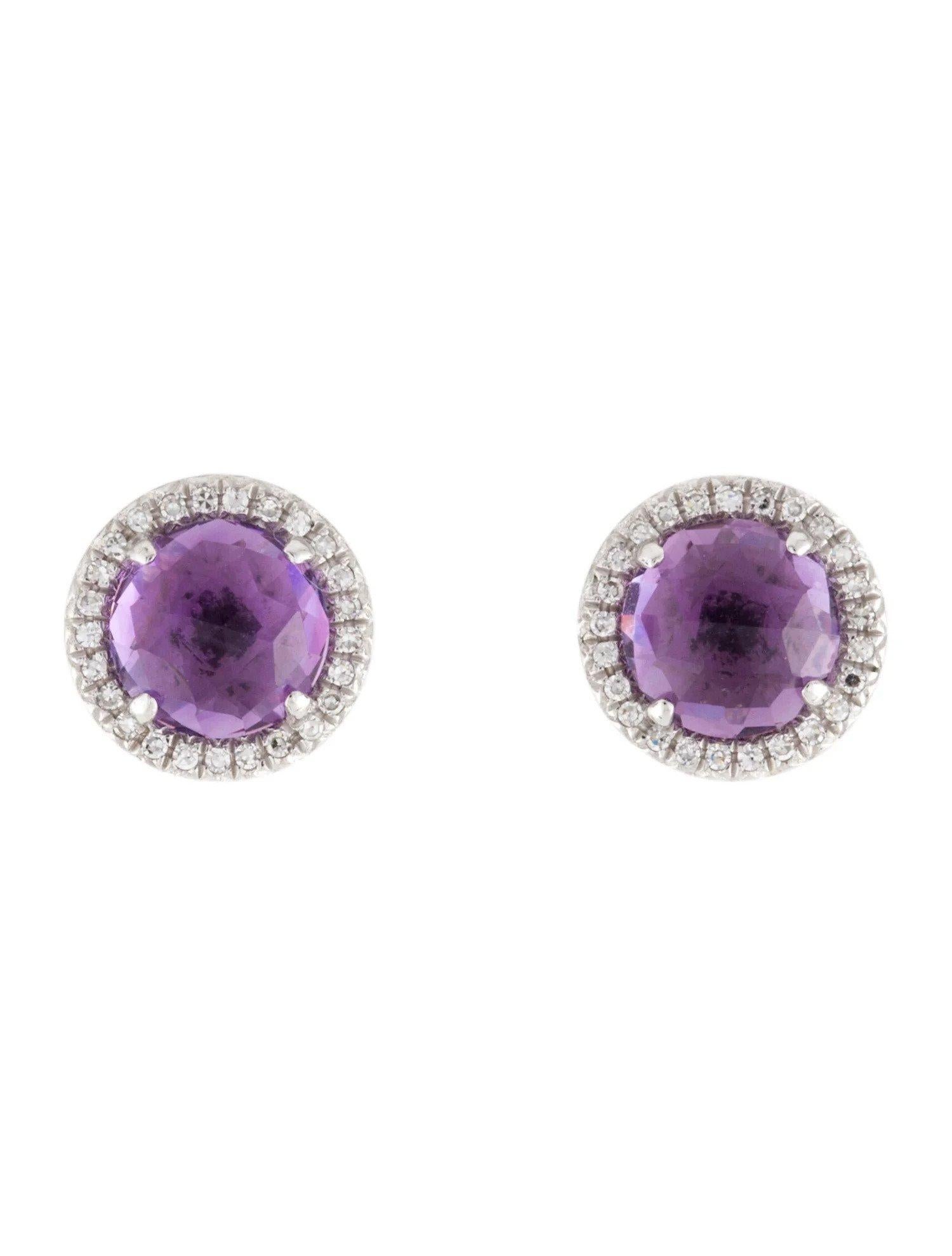 Questi orecchini con ametista e diamanti sono un accessorio straordinario e senza tempo che può aggiungere un tocco di glamour e raffinatezza a qualsiasi abbigliamento. 

Questi orecchini presentano ciascuno un'ametista viola rotonda da 0,93 carati