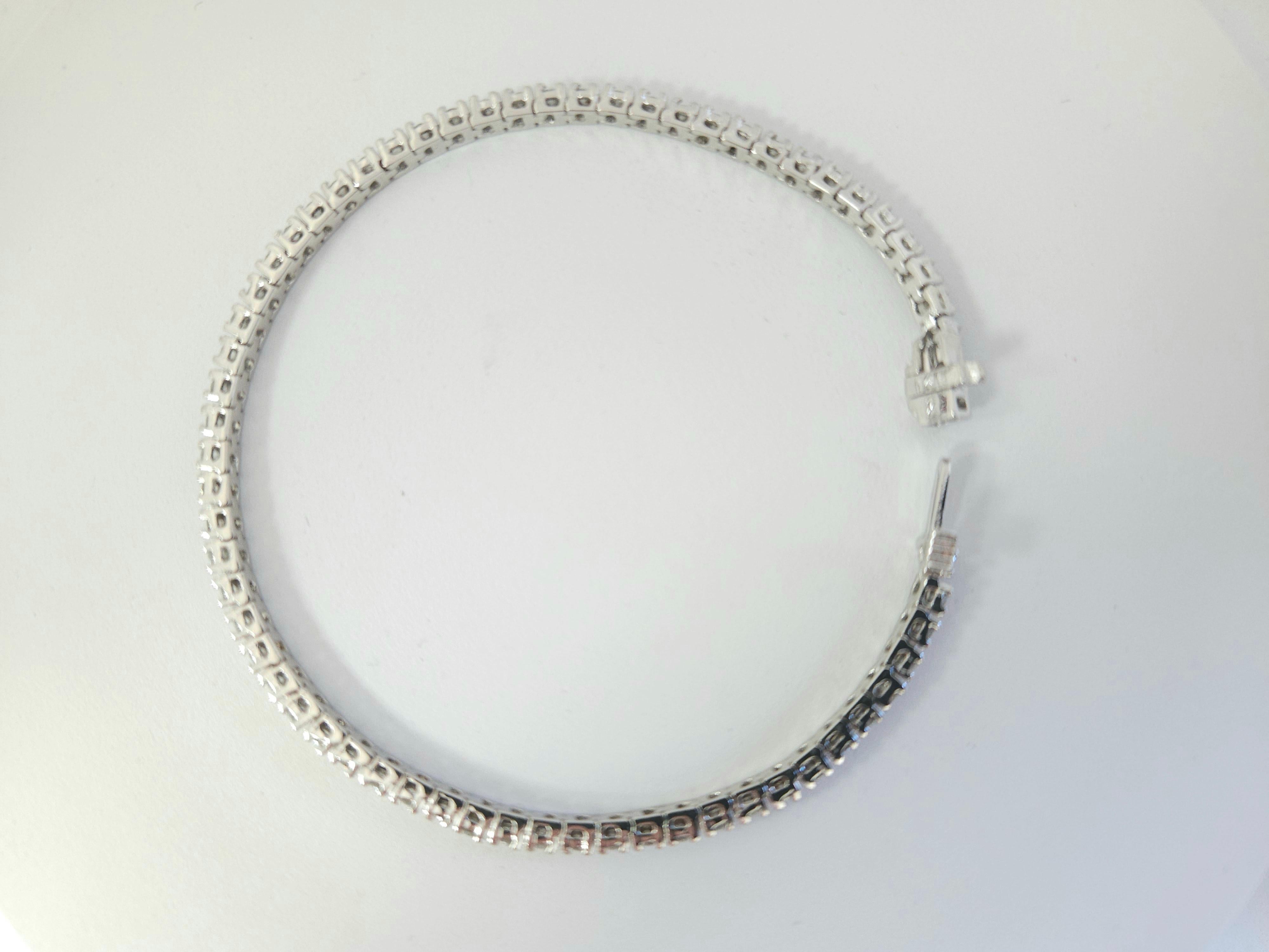 Women's or Men's 1.86 Carat Round Brilliant Cut Diamond Tennis Bracelet 14 Karat White Gold For Sale