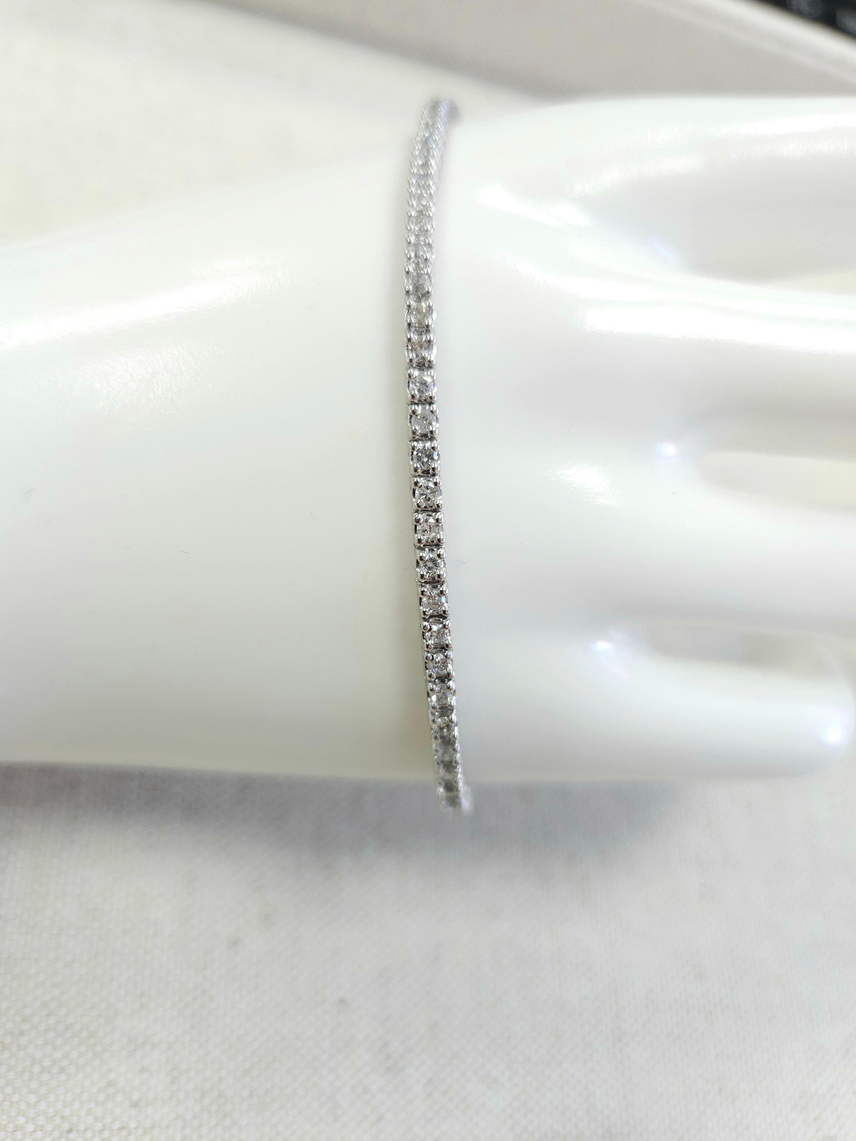 1.86 Carat Round Brilliant Cut Diamond Tennis Bracelet 14 Karat White Gold For Sale 1