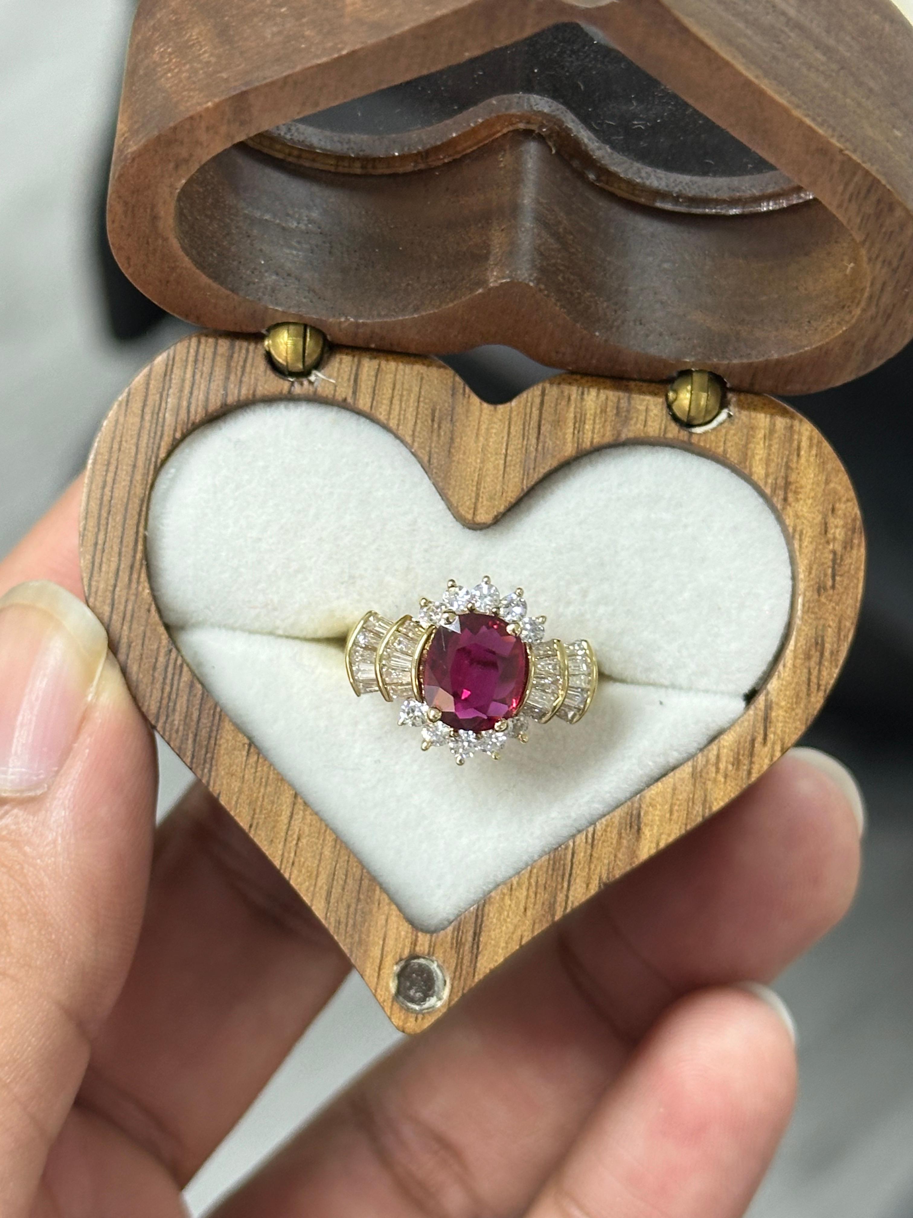 1.86 Carat Ruby & Diamond vintage-inspired traditional Ring in 18K Yellow Gold In New Condition For Sale In Bangkok, TH