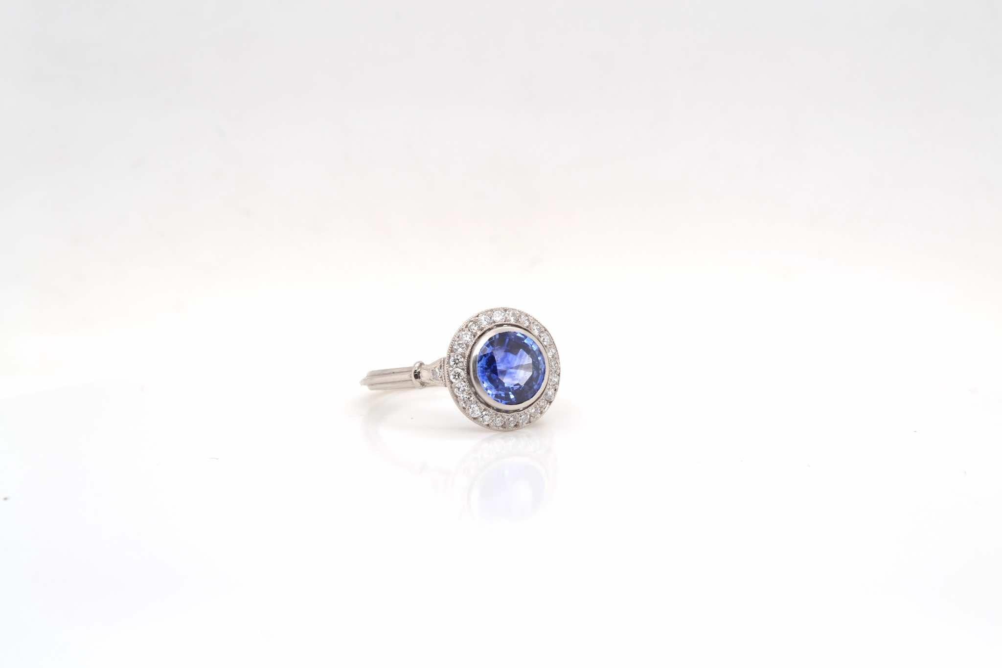 Art Deco  1.86 carats Ceylon sapphire and diamonds ring For Sale