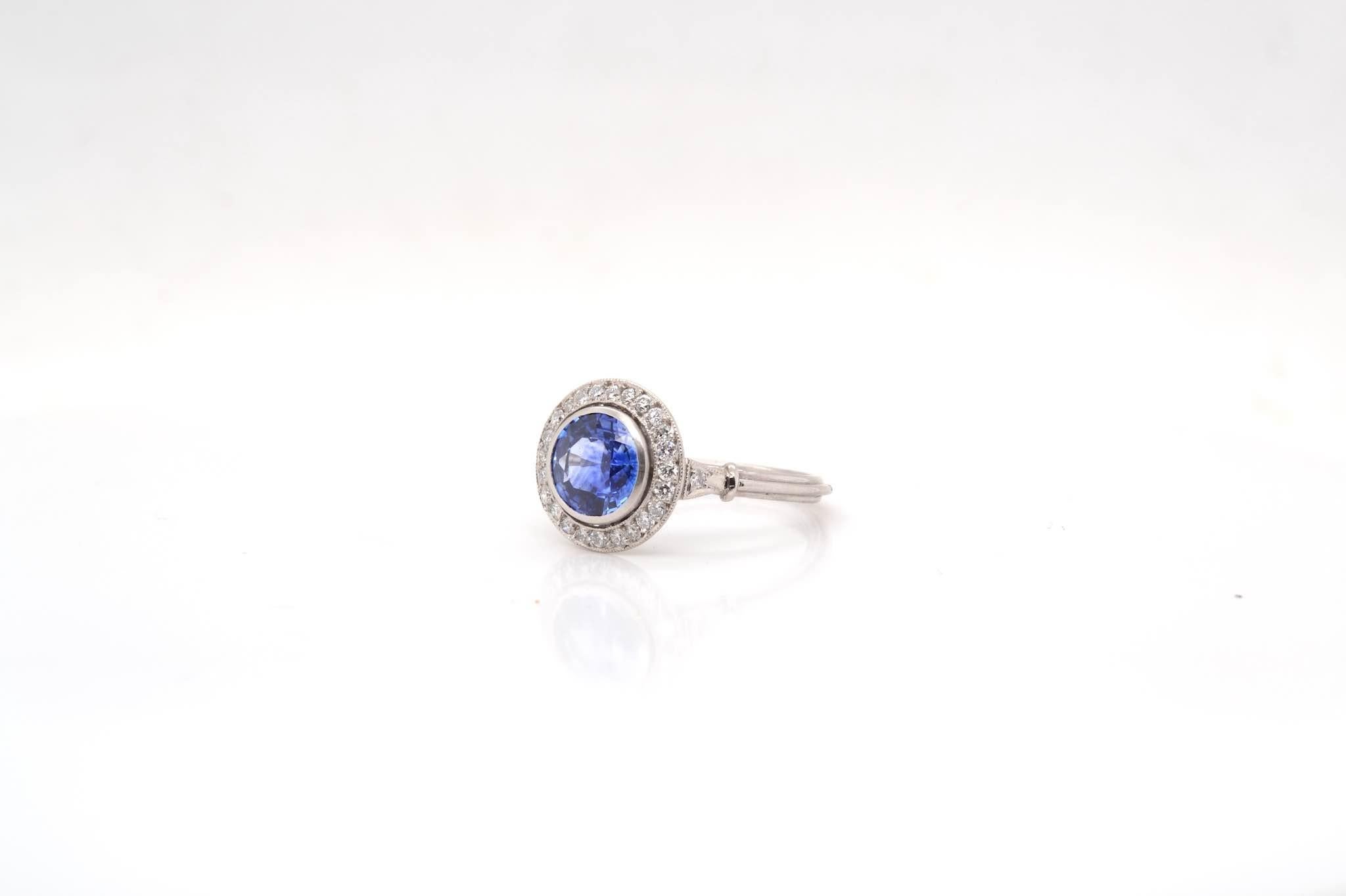 Round Cut  1.86 carats Ceylon sapphire and diamonds ring For Sale
