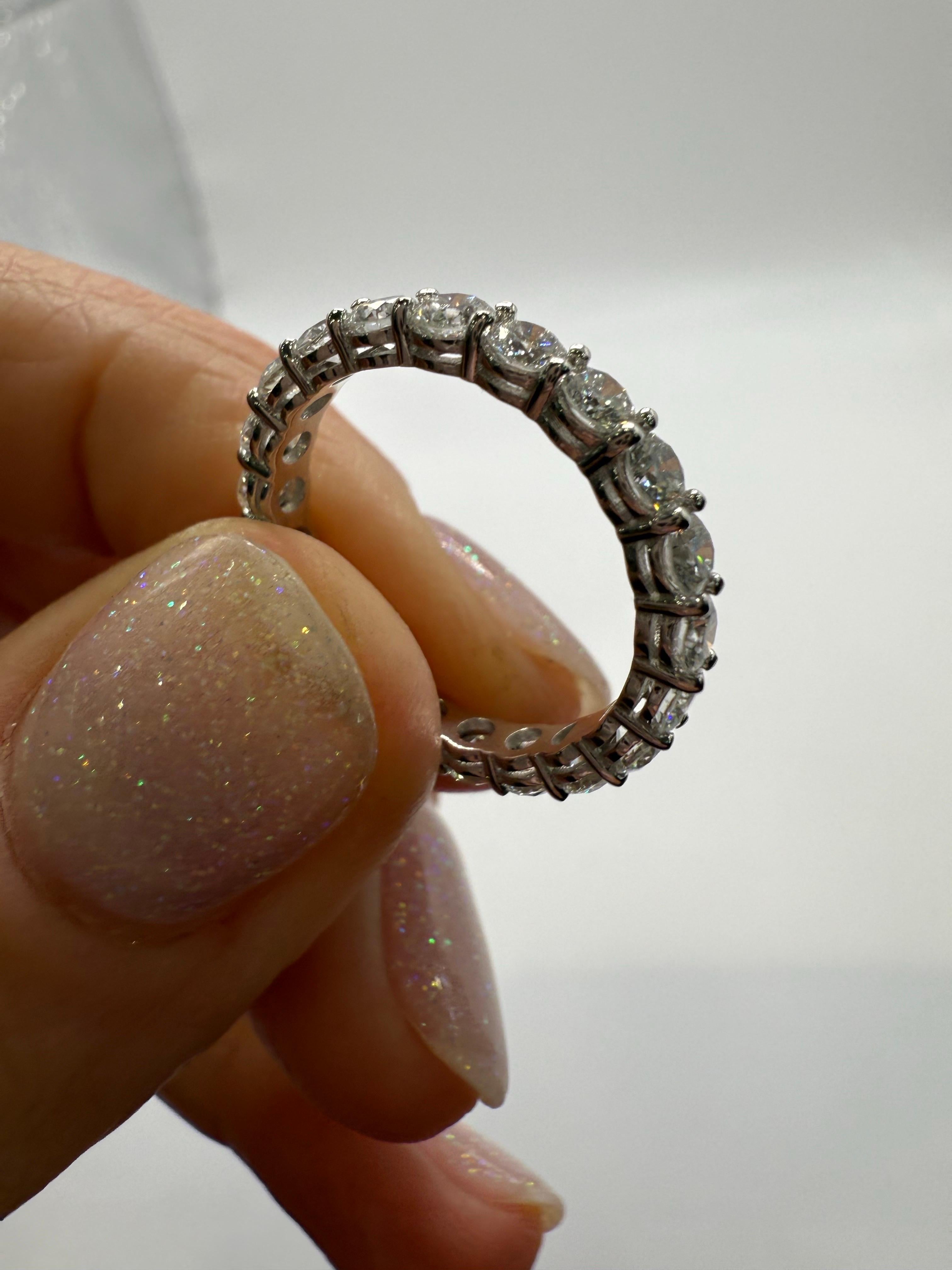 Women's or Men's 1.86 carats eternity diamond ring in 18KT gold wedding band For Sale