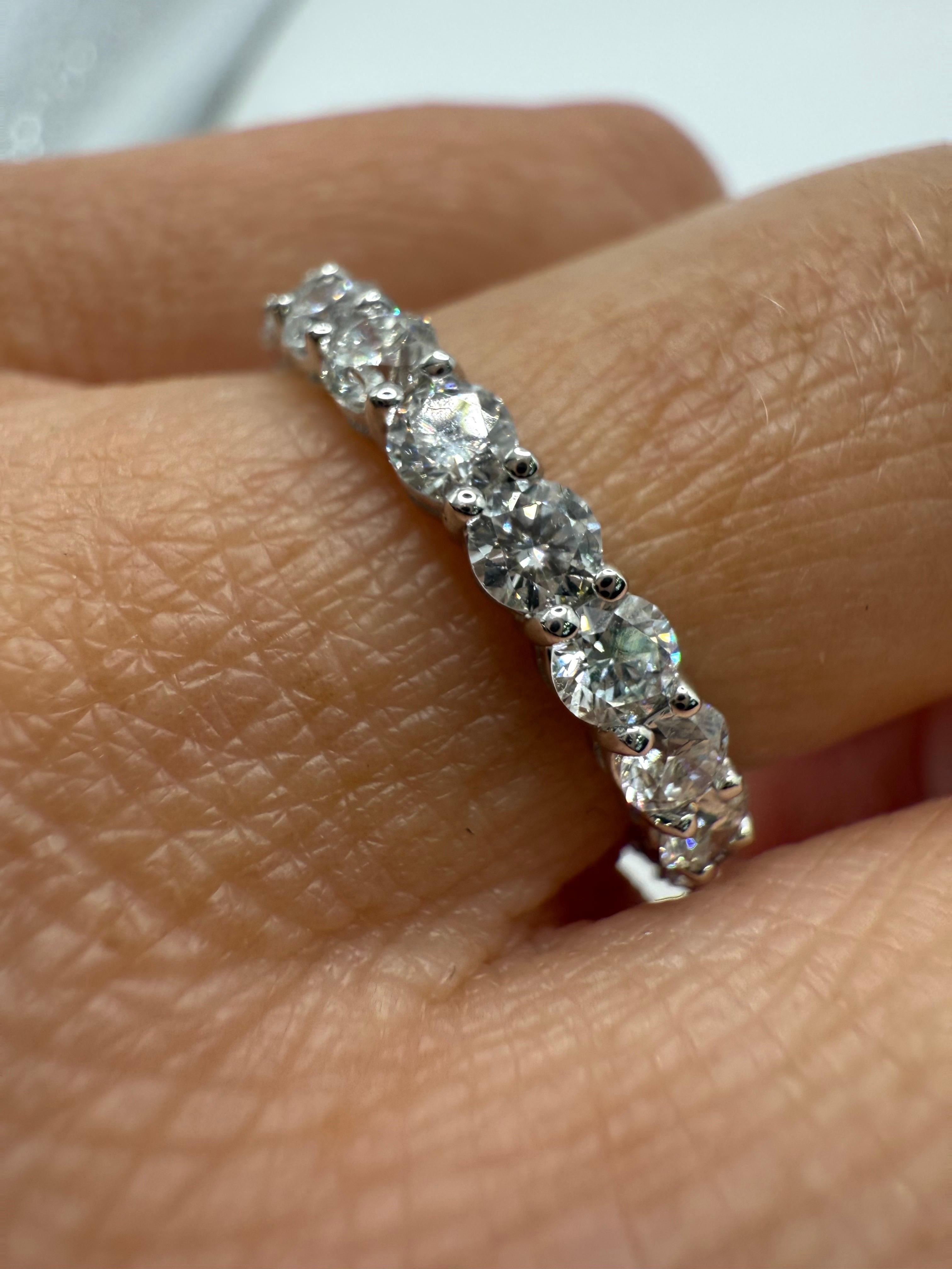 1.86 carats eternity diamond ring in 18KT gold wedding band For Sale 3