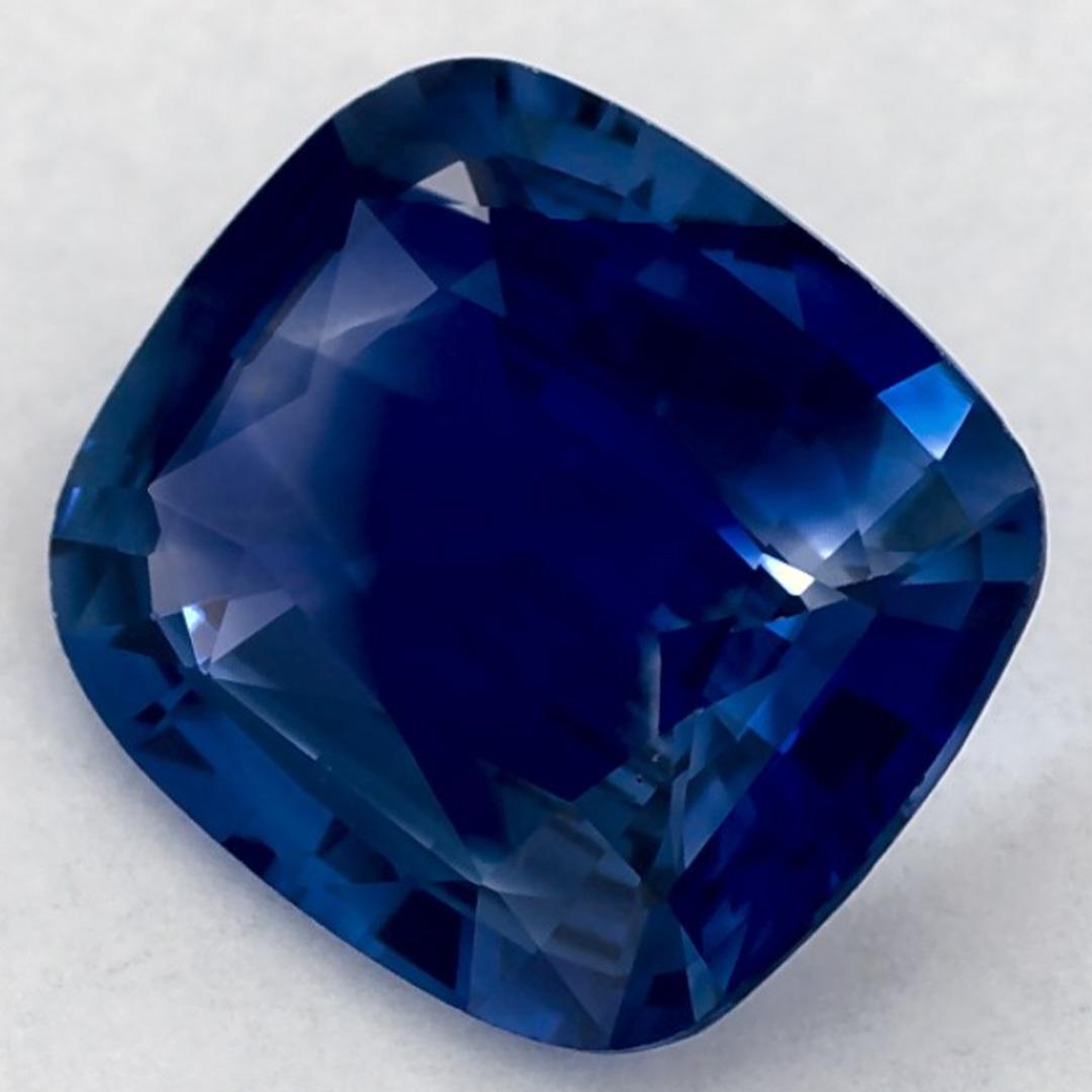 Este zafiro azul natural ofrece elegancia y sofisticación. Con su rica saturación de color y su corte preciso, es la pieza central perfecta para un anillo de compromiso o un diseño de joyería de lujo.

Este zafiro procede de Sri Lanka (Ceilán),