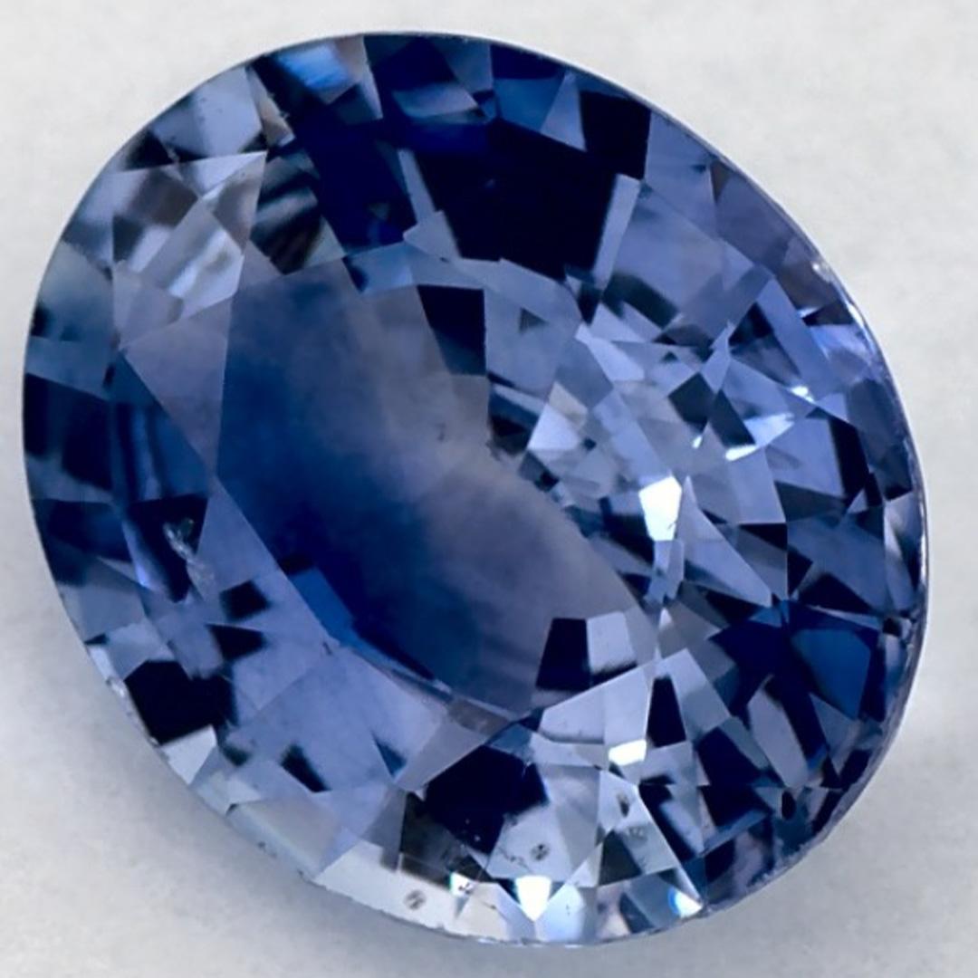 Este zafiro azul natural ofrece elegancia y sofisticación. Con su rica saturación de color y su corte preciso, es la pieza central perfecta para un anillo de compromiso o un diseño de joyería de lujo.

Este zafiro procede de Sri Lanka (Ceilán),