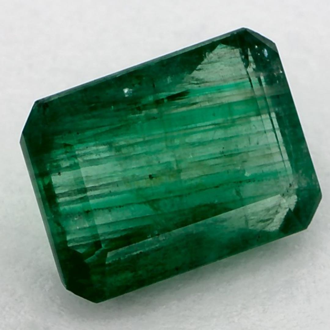 Con un vibrante tono verde, la piedra de nacimiento de mayo es un símbolo del renovado crecimiento primaveral. 

Explora la vibrante colección de esmeraldas, rubíes y zafiros de nuestra tienda, disponibles como gemas sueltas y combinadas con nuestra