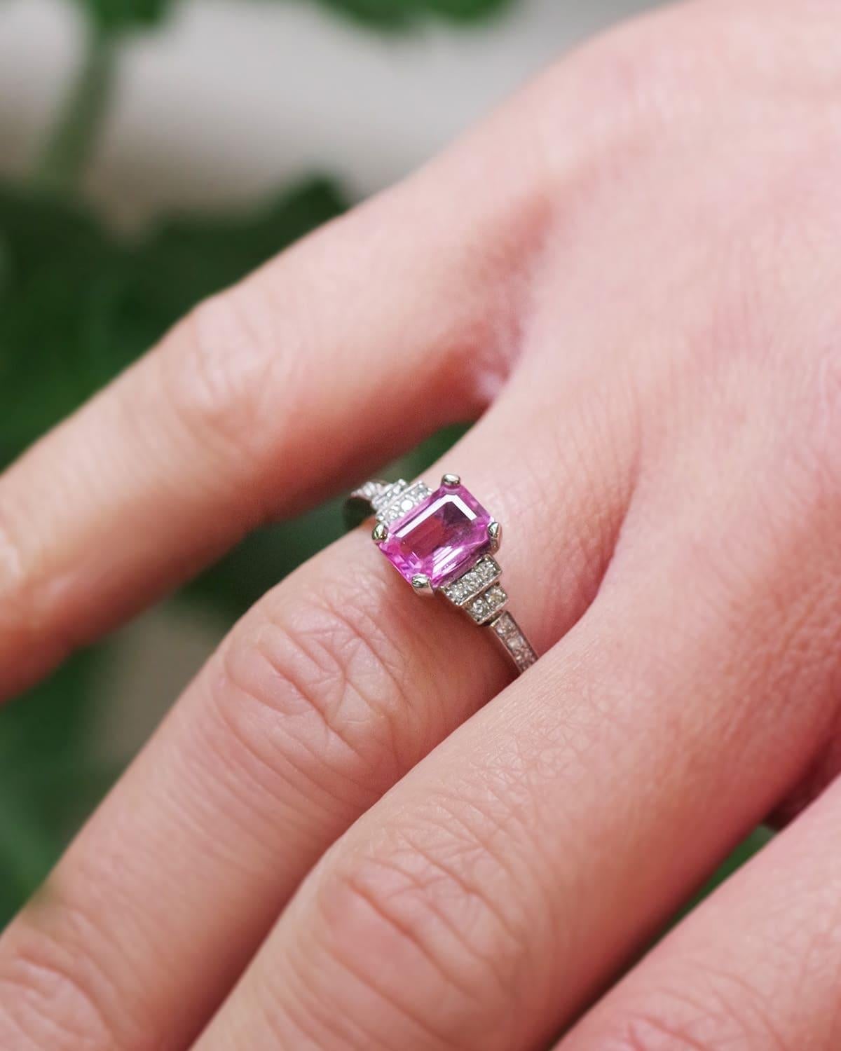 Taglio smeraldo Anello con diamante e zaffiro rosa da 1,86 carati in oro bianco 18 carati in vendita