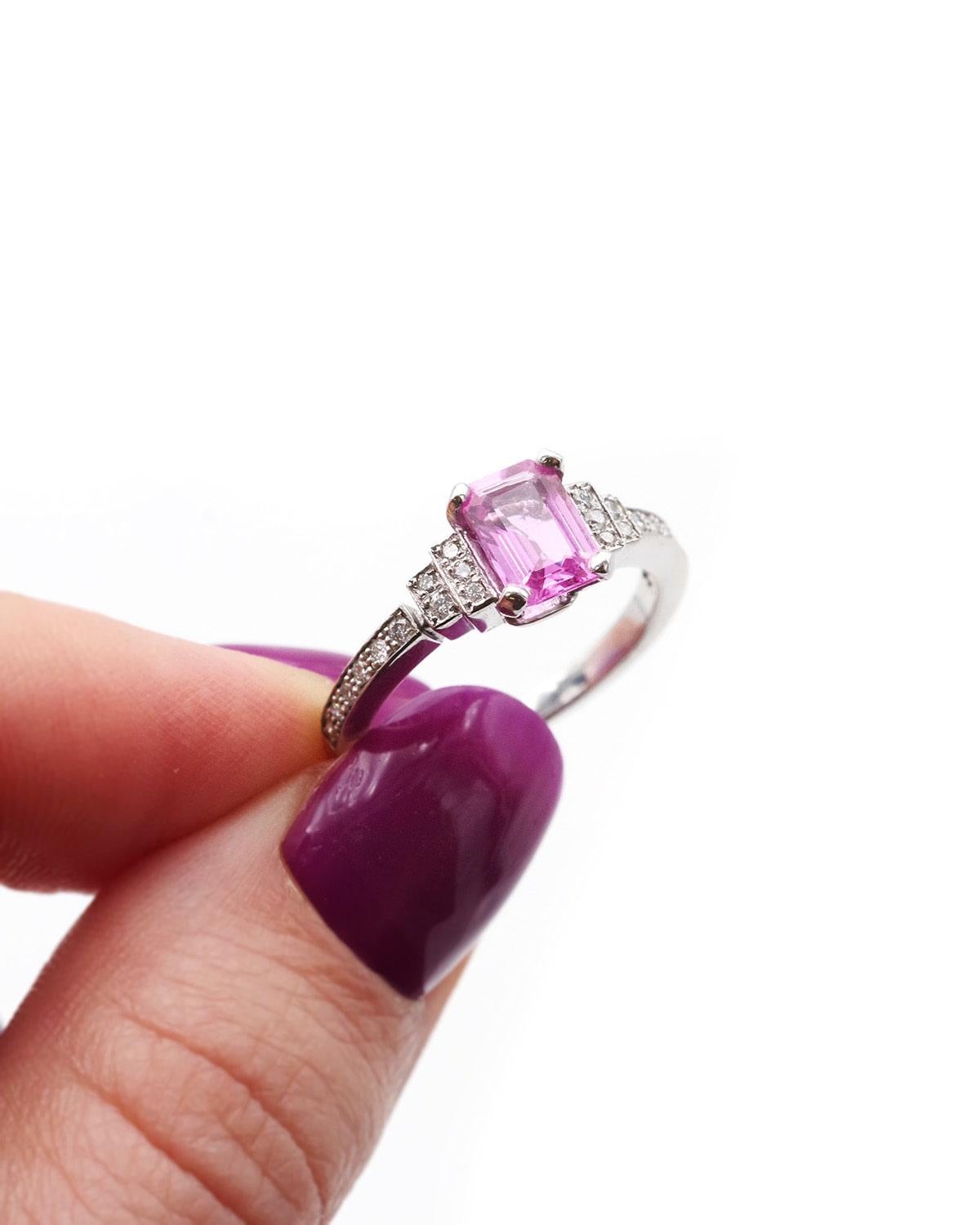 Anello con diamante e zaffiro rosa da 1,86 carati in oro bianco 18 carati in vendita 1