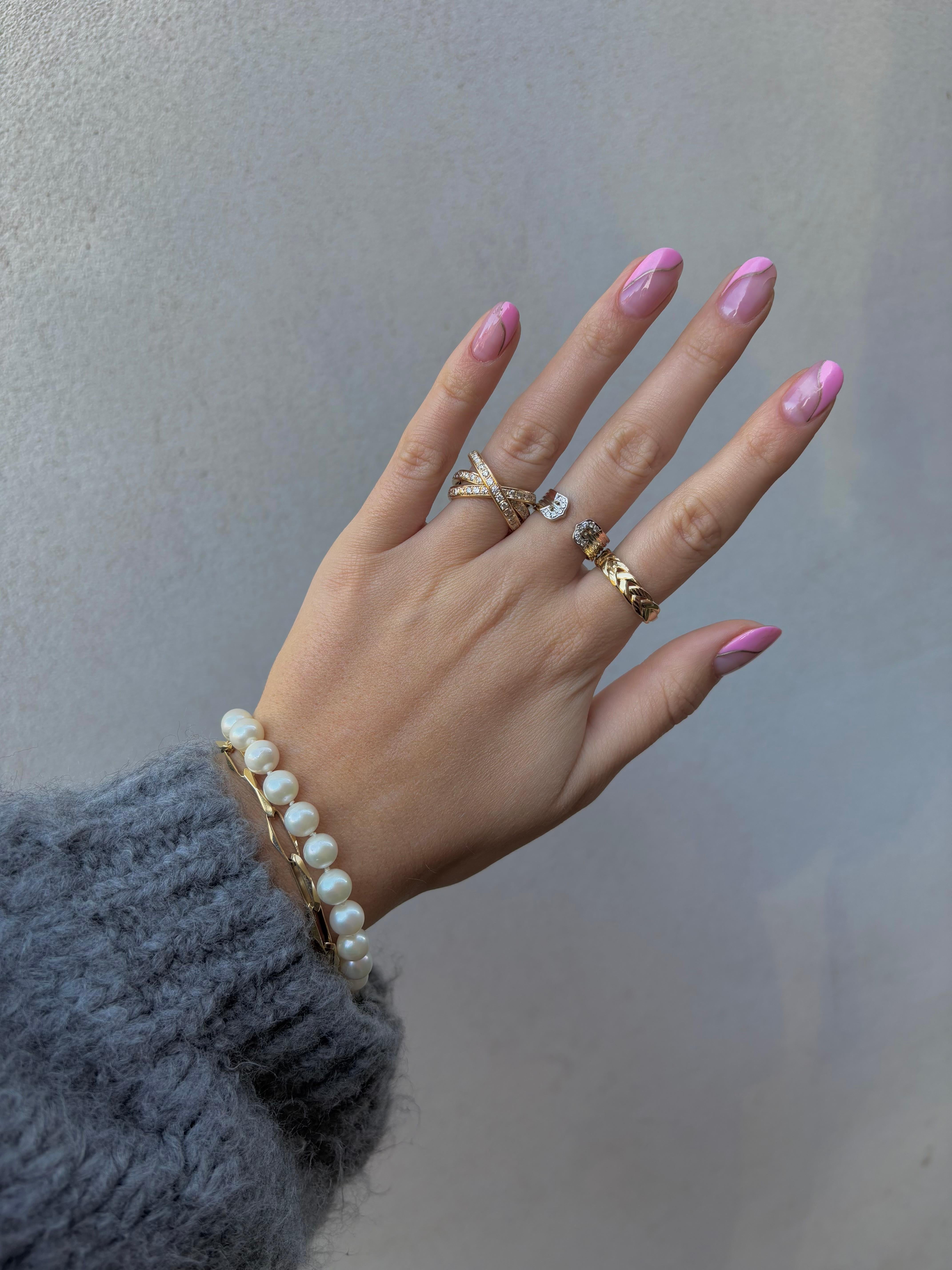 Perfetto per ogni occasione, questo anello a trinità rotante presenta 31 diamanti incastonati in ogni fascia per 91 diamanti in tutte e tre le fasce per un totale di 1,86 carati di diamanti tondi taglio brillante di colore G e purezza SI. La