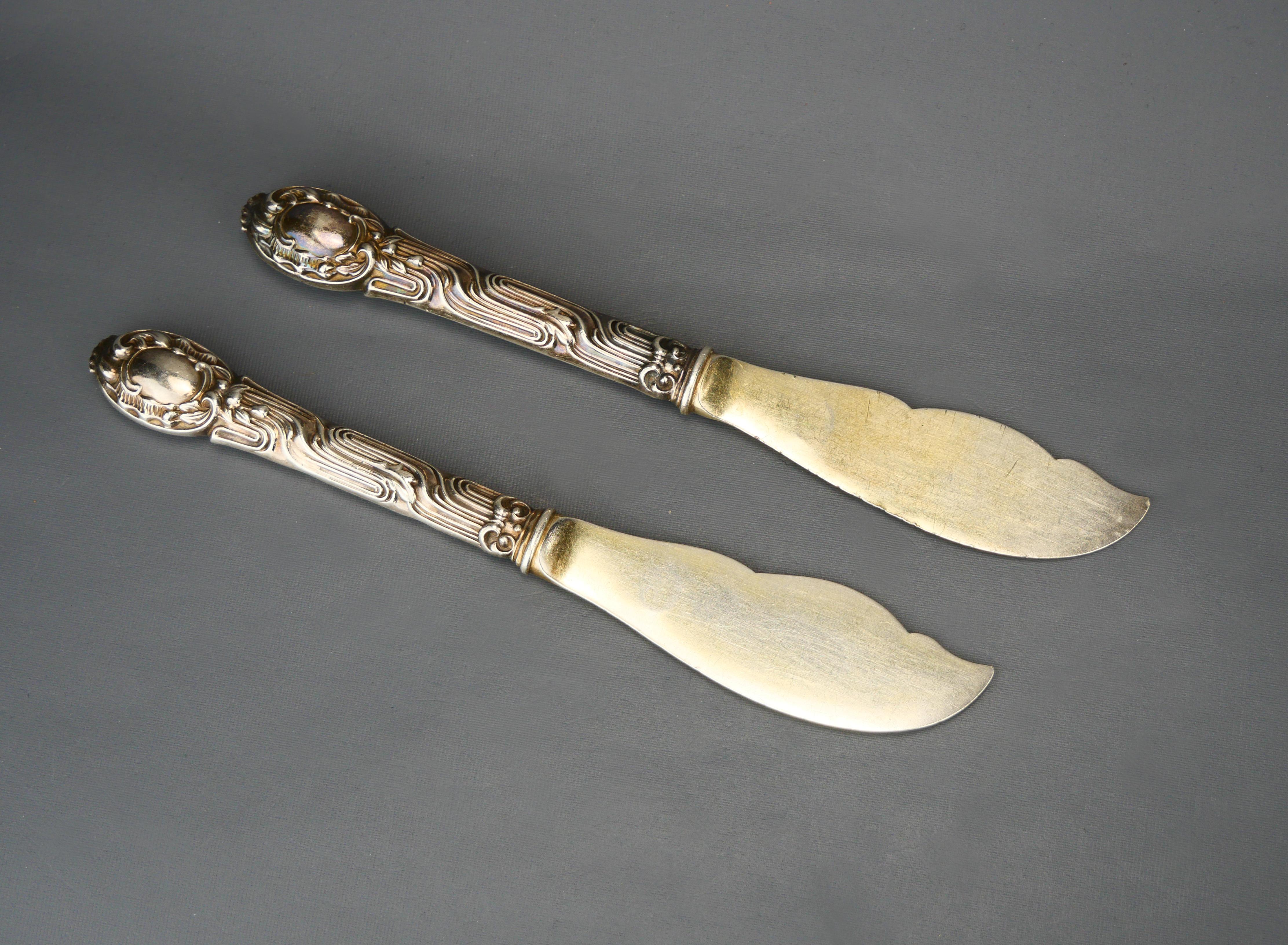 Arts and Crafts 1860 - 1862 Set di due coltelli da pasta Berg von Linden in argento massiccio dorato 830/ 132gr in vendita